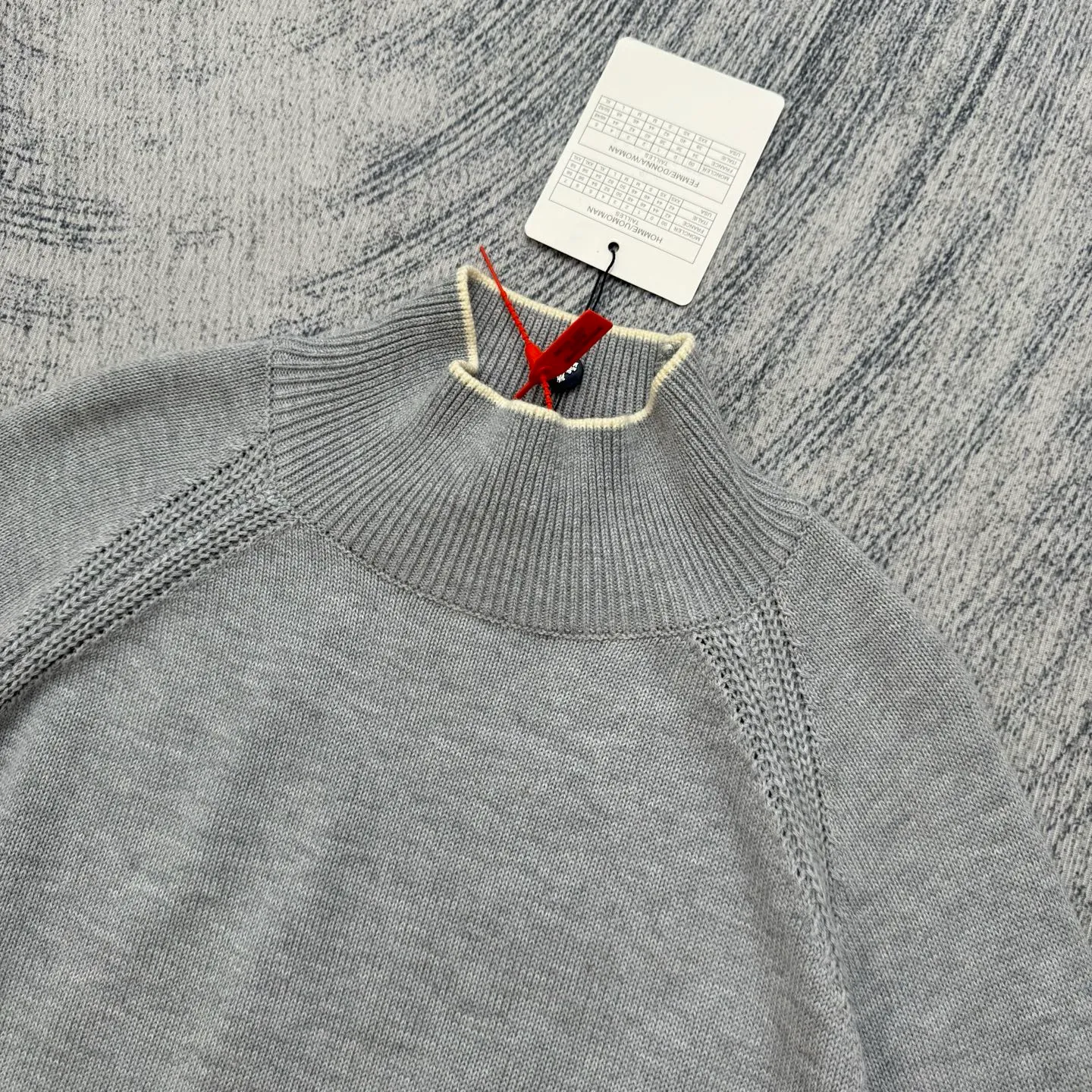 P430 Moncler Mouth Logo High Neck Knitted Long Sleeve Sweater Size: S/M/L/XL The sweater adopts high collar knitting technology, and the neck texture is tight and elastic, which is both warm and stylish. In terms of detailed craftsmanship, hollow knitting splicing technology is used on the shoulders, with fine texture and distinct layers, which enhances the design sense of the body; the contrasting rib technology on the cuffs and hem forms a soft contrast with the main color, improving the overall sophistication; the brand logo on the left arm uses three-dimensional embroidery technology, with precise stitching, highlighting the brand recognition. Made of high-quality knitted fabrics and made with fine weaving technology, it is skin-friendly, comfortable and has a crisp silhouette. From the warm design of the collar to the details of the embroidery, every craftsmanship reflects the brand's dual pursuit of quality and fashion. It is an autumn and winter item that combines practicality and design. Purchase the original version for development, order the color and dye it, and feel free to compare it with any version on the market!