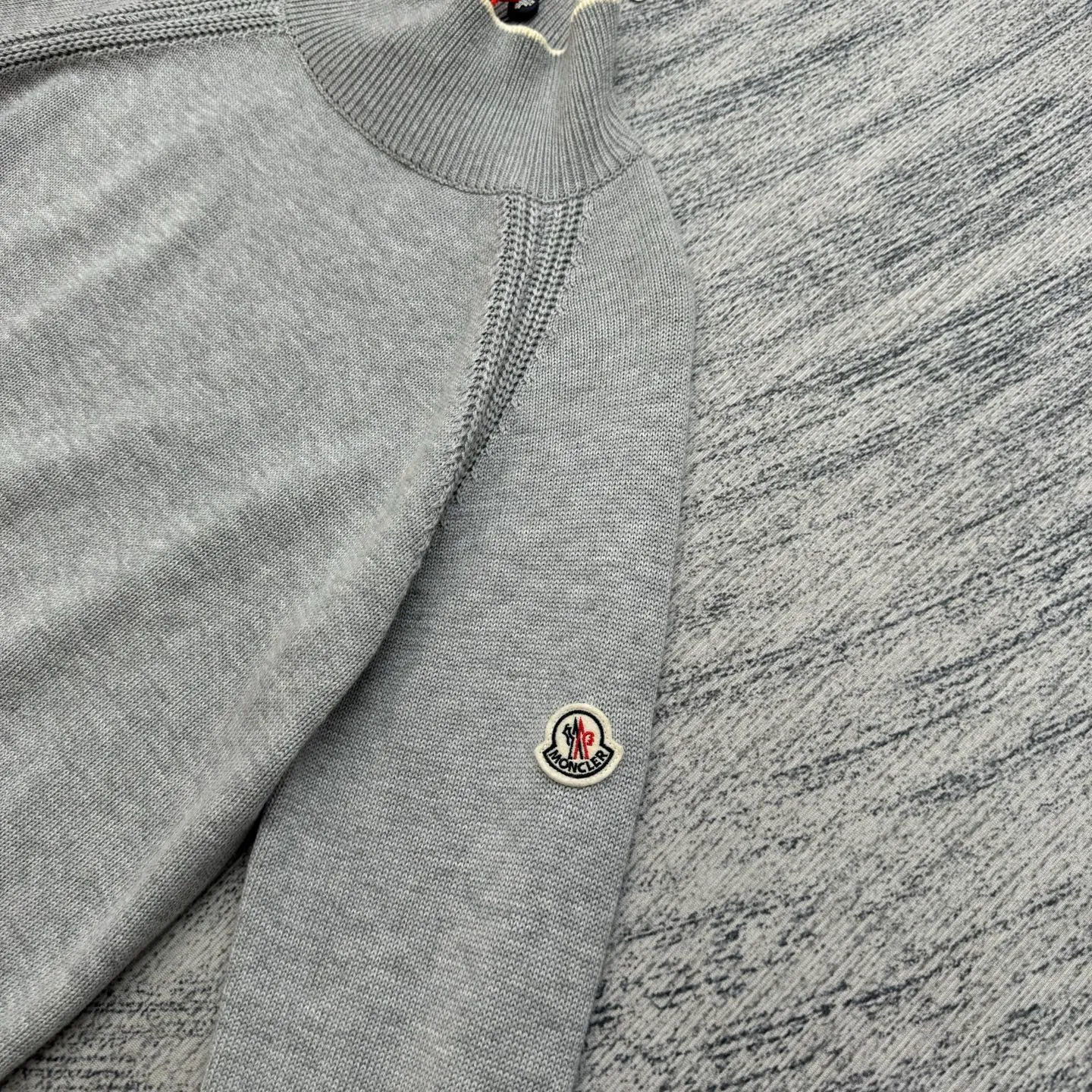 P430 Moncler Mouth Logo High Neck Knitted Long Sleeve Sweater Size: S/M/L/XL The sweater adopts high collar knitting technology, and the neck texture is tight and elastic, which is both warm and stylish. In terms of detailed craftsmanship, hollow knitting splicing technology is used on the shoulders, with fine texture and distinct layers, which enhances the design sense of the body; the contrasting rib technology on the cuffs and hem forms a soft contrast with the main color, improving the overall sophistication; the brand logo on the left arm uses three-dimensional embroidery technology, with precise stitching, highlighting the brand recognition. Made of high-quality knitted fabrics and made with fine weaving technology, it is skin-friendly, comfortable and has a crisp silhouette. From the warm design of the collar to the details of the embroidery, every craftsmanship reflects the brand's dual pursuit of quality and fashion. It is an autumn and winter item that combines practicality and design. Purchase the original version for development, order the color and dye it, and feel free to compare it with any version on the market!