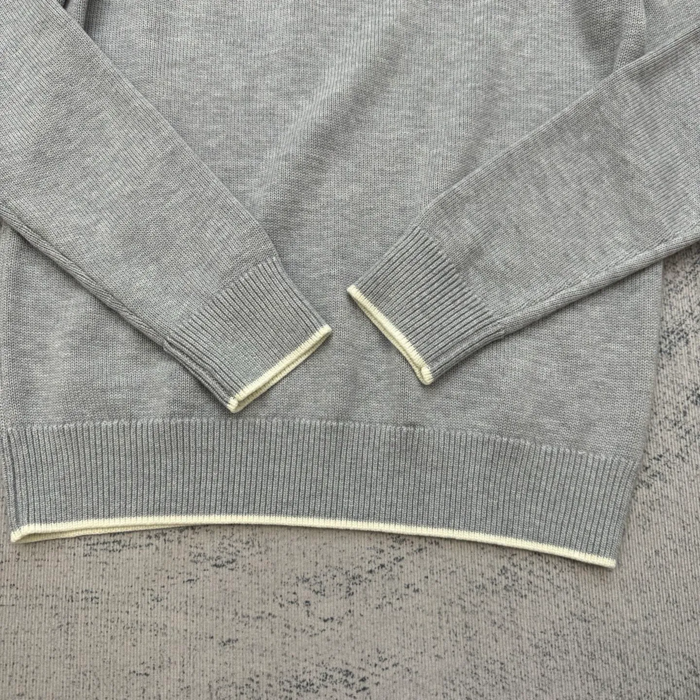 P430 Moncler Mouth Logo High Neck Knitted Long Sleeve Sweater Size: S/M/L/XL The sweater adopts high collar knitting technology, and the neck texture is tight and elastic, which is both warm and stylish. In terms of detailed craftsmanship, hollow knitting splicing technology is used on the shoulders, with fine texture and distinct layers, which enhances the design sense of the body; the contrasting rib technology on the cuffs and hem forms a soft contrast with the main color, improving the overall sophistication; the brand logo on the left arm uses three-dimensional embroidery technology, with precise stitching, highlighting the brand recognition. Made of high-quality knitted fabrics and made with fine weaving technology, it is skin-friendly, comfortable and has a crisp silhouette. From the warm design of the collar to the details of the embroidery, every craftsmanship reflects the brand's dual pursuit of quality and fashion. It is an autumn and winter item that combines practicality and design. Purchase the original version for development, order the color and dye it, and feel free to compare it with any version on the market!