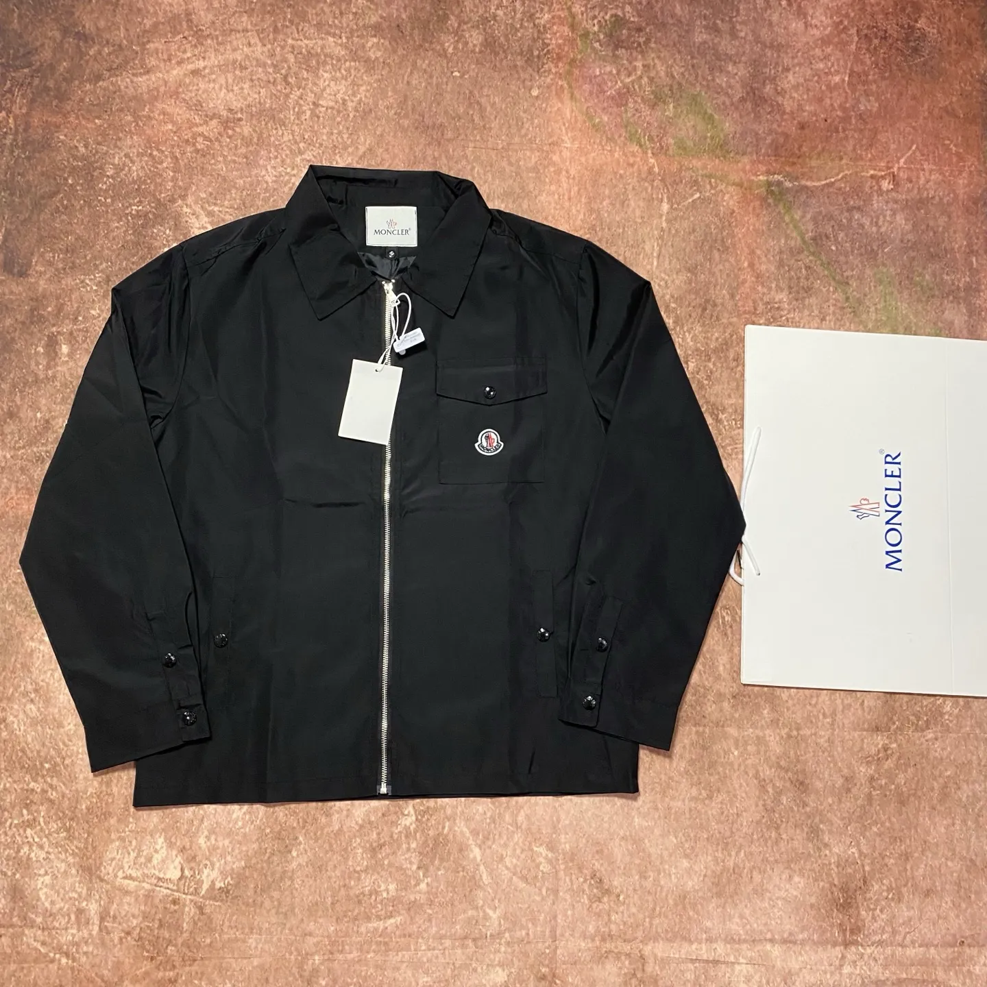 P340 moncler masked classic chest pocket logo badge embroidery lapel zipper jacket classic style Made of waterproof fabric, the surface is neat, smooth and shiny. The texture is obvious through the screen. Color: black Size s m l xl