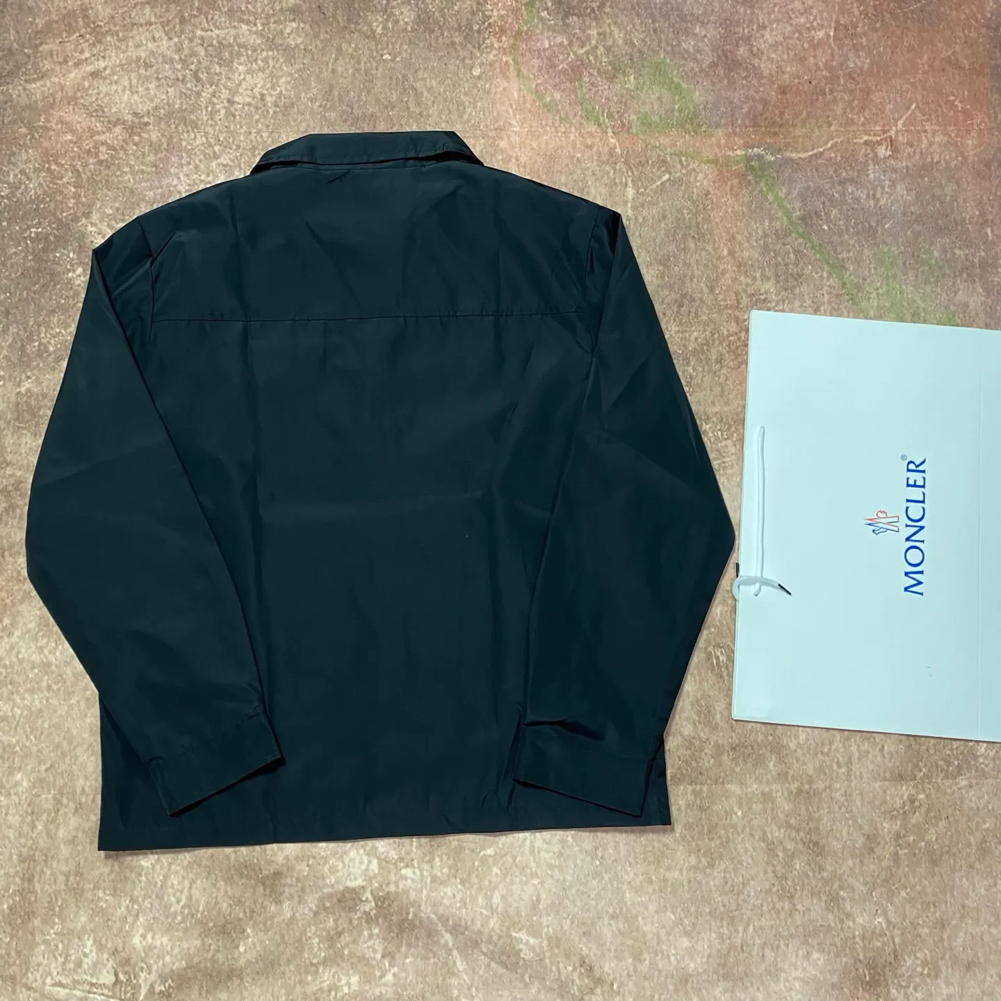 P340 moncler masked classic chest pocket logo badge embroidery lapel zipper jacket classic style Made of waterproof fabric, the surface is neat, smooth and shiny. The texture is obvious through the screen. Color: black Size s m l xl
