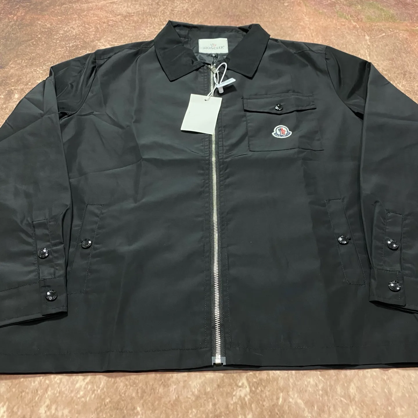 P340 moncler masked classic chest pocket logo badge embroidery lapel zipper jacket classic style Made of waterproof fabric, the surface is neat, smooth and shiny. The texture is obvious through the screen. Color: black Size s m l xl