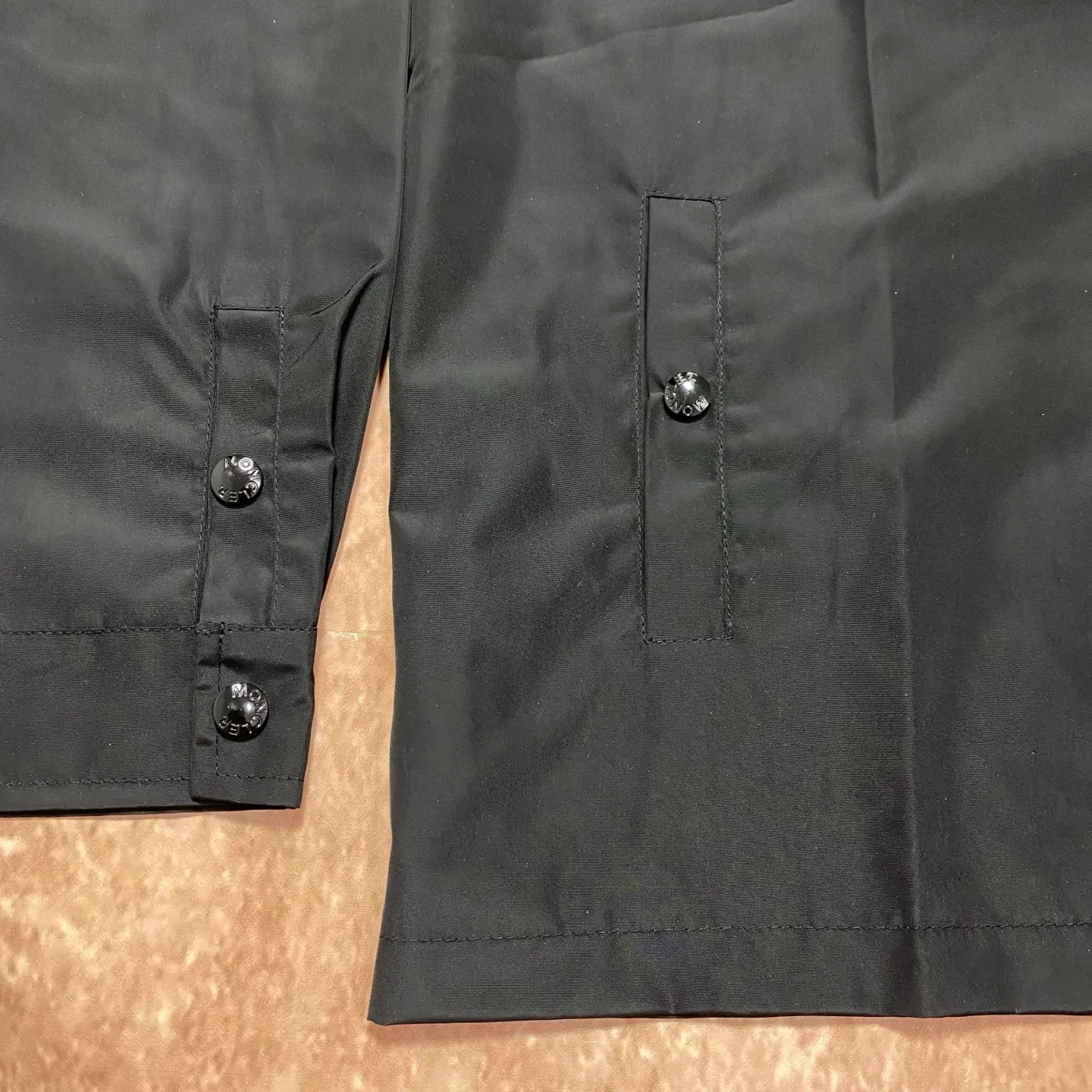 P340 moncler masked classic chest pocket logo badge embroidery lapel zipper jacket classic style Made of waterproof fabric, the surface is neat, smooth and shiny. The texture is obvious through the screen. Color: black Size s m l xl