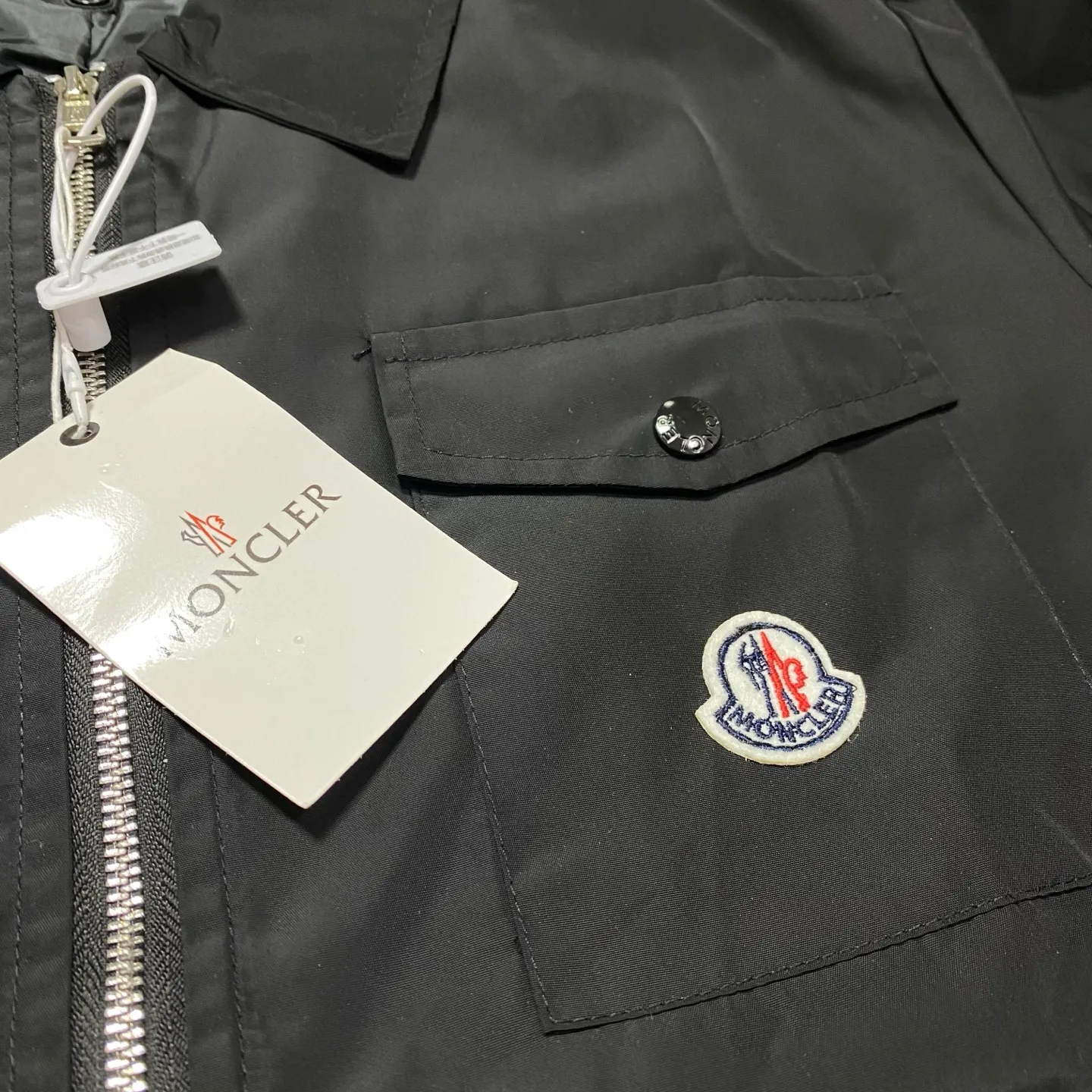 P340 moncler masked classic chest pocket logo badge embroidery lapel zipper jacket classic style Made of waterproof fabric, the surface is neat, smooth and shiny. The texture is obvious through the screen. Color: black Size s m l xl