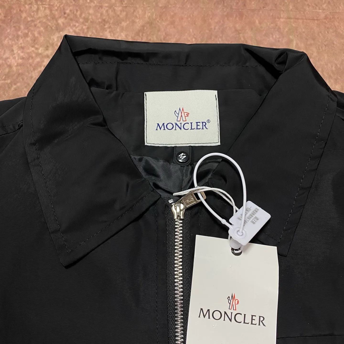 P340 moncler masked classic chest pocket logo badge embroidery lapel zipper jacket classic style Made of waterproof fabric, the surface is neat, smooth and shiny. The texture is obvious through the screen. Color: black Size s m l xl