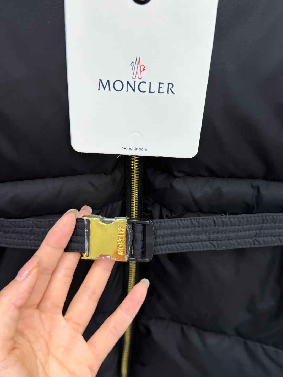 P1080 Moncler 2025 Briant Women's Hooded Mid-length Belt Slimming Down Jacket The "all-rounder" of winter wardrobe. It is the hottest style of Moncler in the new season that is full of "practical aesthetics"✨ The mid-length silhouette wraps the whole body for warmth, and the detachable hood can be adapted to changing scenes - it is buckled to provide winter armor to protect against wind and cold, and it is removed for a light and elegant urban style. The sheepskin wool splicing on the collar is the soul detail, and the soft velvet touch wraps around the neck gently; the adjustable belt on the waist accurately cuts out the slim waistline, breaking the bloated stereotype of down jackets, making slimming and keeping warm two-way. Milky white is a winter soft light filter, and black is a cool-toned high-end card. Briant uses one piece of clothing to contain all your expectations for winter! Color: Size: 0123