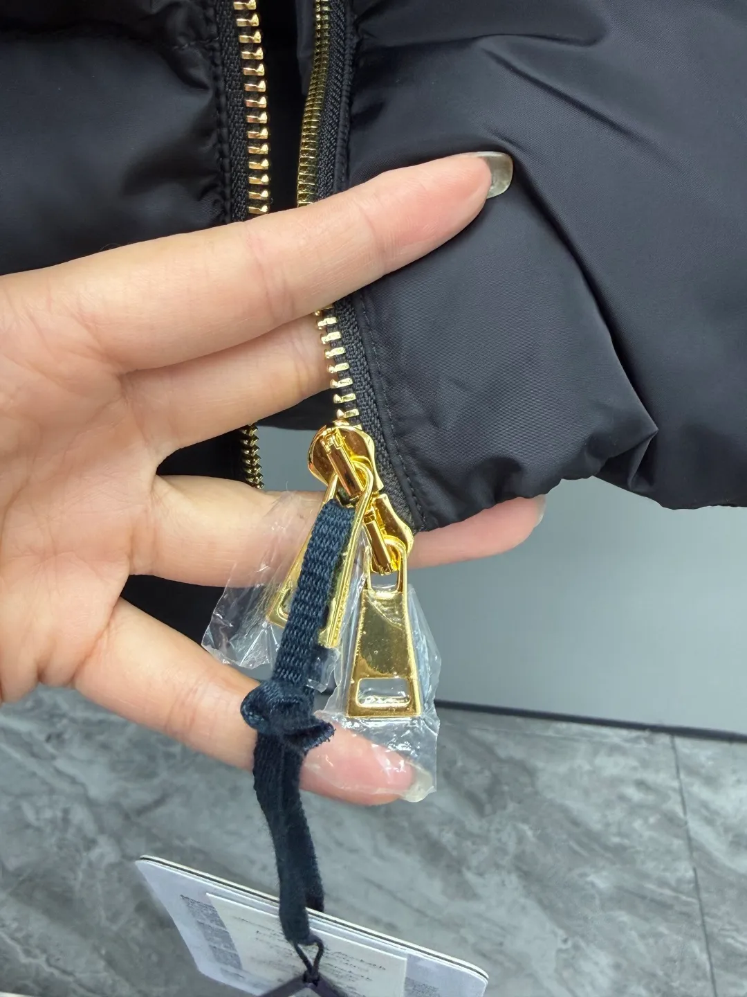 P1080 Moncler 2025 Briant Women's Hooded Mid-length Belt Slimming Down Jacket The "all-rounder" of winter wardrobe. It is the hottest style of Moncler in the new season that is full of "practical aesthetics"✨ The mid-length silhouette wraps the whole body for warmth, and the detachable hood can be adapted to changing scenes - it is buckled to provide winter armor to protect against wind and cold, and it is removed for a light and elegant urban style. The sheepskin wool splicing on the collar is the soul detail, and the soft velvet touch wraps around the neck gently; the adjustable belt on the waist accurately cuts out the slim waistline, breaking the bloated stereotype of down jackets, making slimming and keeping warm two-way. Milky white is a winter soft light filter, and black is a cool-toned high-end card. Briant uses one piece of clothing to contain all your expectations for winter! Color: Size: 0123