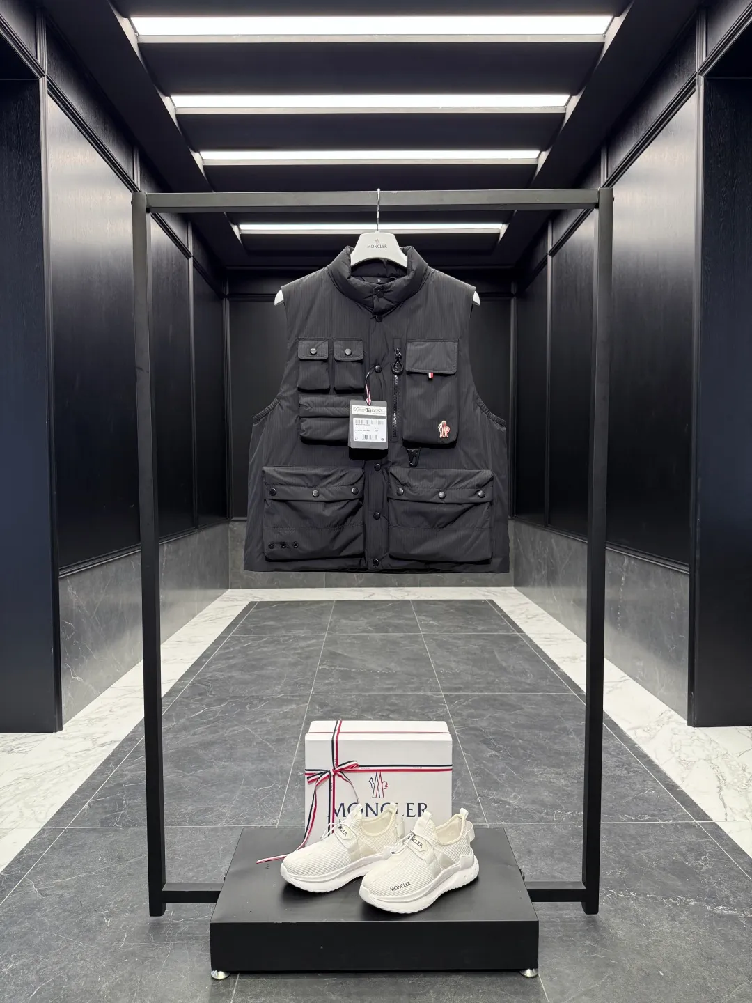 P820 ​​Premium Down ⬆️Moncler Grenoble Tongass Down Outdoor Vest. High-end Black Label Series. Original replacement fabric. Premium duck neck down filling. The Tongass Down Vest provides protection without being heavy and is specially designed for outdoor activities in mild weather.  The Tongass down vest is the result of research into lightweight performance outerwear. Functional fabric is tight and durable without adding extra weight. Features a large utility pocket and carabiner clip to reduce the amount of luggage you carry. Details •Designed for outdoor activities •Made from tight fabric •Polyester lining •Down filling •Snap button closure •Utility pockets with snap, zip and Velcro closure •Drawstring hem •Front carabiner •Reflective details Size: 1-5 Light Brown/Black D00780