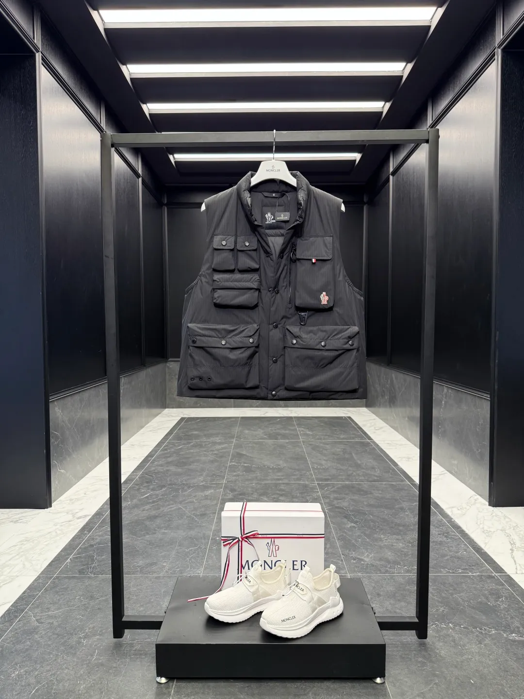 P820 ​​Premium Down ⬆️Moncler Grenoble Tongass Down Outdoor Vest. High-end Black Label Series. Original replacement fabric. Premium duck neck down filling. The Tongass Down Vest provides protection without being heavy and is specially designed for outdoor activities in mild weather.  The Tongass down vest is the result of research into lightweight performance outerwear. Functional fabric is tight and durable without adding extra weight. Features a large utility pocket and carabiner clip to reduce the amount of luggage you carry. Details •Designed for outdoor activities •Made from tight fabric •Polyester lining •Down filling •Snap button closure •Utility pockets with snap, zip and Velcro closure •Drawstring hem •Front carabiner •Reflective details Size: 1-5 Light Brown/Black D00780