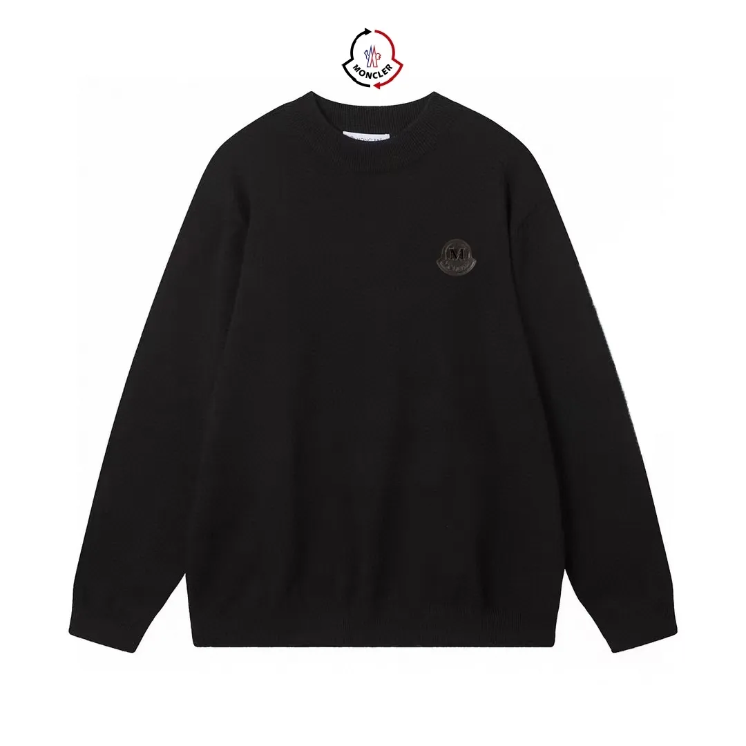 P210 Moncler/Mongolian 3-label complete, half-turtleneck sweater, fine wool blended sweater, high-end customized collection for men and women, part of the brand's high-end main line, patented top-grade yarn blending, using innovation to interpret conventional styles. The configuration of the fabric is subversive. The details are remarkable, and the price-performance ratio is very high. Meri wool yarn is of excellent quality. It feels super soft, delicate, soft, non-pilling and does not deform. The upper body is extremely skin-friendly and comfortable. Can be worn on its own with a jacket or on its own. Size: M L XL 2XL 3XL