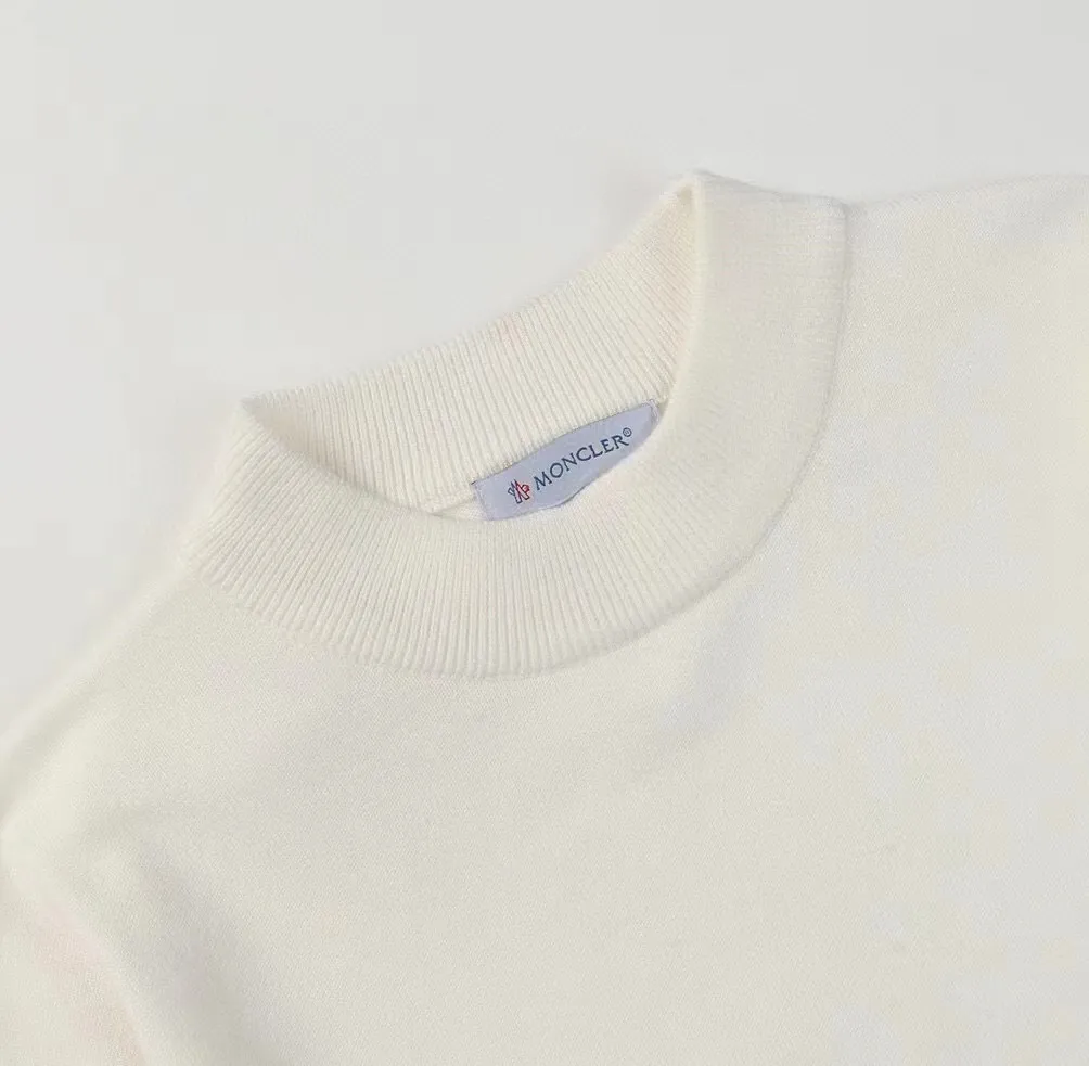 P210 Moncler/Mongolian 3-label complete, half-turtleneck sweater, fine wool blended sweater, high-end customized collection for men and women, part of the brand's high-end main line, patented top-grade yarn blending, using innovation to interpret conventional styles. The configuration of the fabric is subversive. The details are remarkable, and the price-performance ratio is very high. Meri wool yarn is of excellent quality. It feels super soft, delicate, soft, non-pilling and does not deform. The upper body is extremely skin-friendly and comfortable. Can be worn on its own with a jacket or on its own. Size: M L XL 2XL 3XL