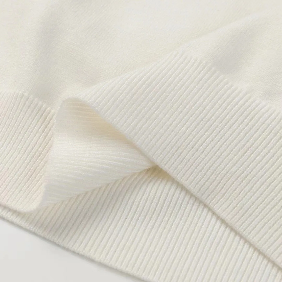 P210 Moncler/Mongolian 3-label complete, half-turtleneck sweater, fine wool blended sweater, high-end customized collection for men and women, part of the brand's high-end main line, patented top-grade yarn blending, using innovation to interpret conventional styles. The configuration of the fabric is subversive. The details are remarkable, and the price-performance ratio is very high. Meri wool yarn is of excellent quality. It feels super soft, delicate, soft, non-pilling and does not deform. The upper body is extremely skin-friendly and comfortable. Can be worn on its own with a jacket or on its own. Size: M L XL 2XL 3XL