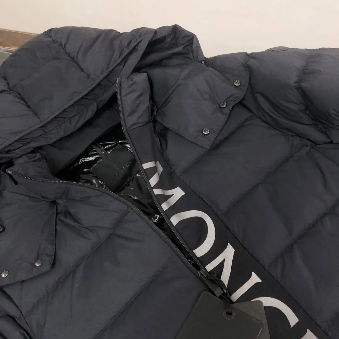 P880 𝗠𝗼𝗻𝗰𝗹𝗲𝗿 Mouth-covered New Ume Black Label Black Samurai/Short Down Jacket (Removable Hat) Available simultaneously on the official website🛒 👀The overall look is very high-end, especially light and warm, easy to move light down jacket, short style can show off the charm of a neat figure👍 The hood design helps to improve the cold protection of the neck It uses high-quality down with outstanding thermal insulation effect. ⚠️The down content is as high as 90% white goose down. It achieves good warmth retention and has good fluffiness. It is thinner and does not feel oppressive when worn on the body. The loose version covers the flesh and makes you look slimmer. 👏🏻Refuse to be bloated and lively when going out on the street. Let the down jacket break out of the conventional shape and create a comfortable aesthetic. Simple and fashionable. Very practical. The upper body effect is naturally casual and comfortable~ ❗️Customized special fabrics. Vacuum down filling Exquisite craftsmanship to strictly prevent velvet from being drilled. It comes from vacuum filling technology. Increases the air barrier to maintain the original softness, elasticity and feel of down. Anti-drilling design ✔️Three layers of anti-drilling fabrics and four layers of locking velvet technology. High-density sewing to prevent velvet from running away. The velvet is exquisite and in place. It has excellent warmth and cold resistance. You don’t want to take it off~ Color: Black Navy Code Number: 1-2-3-4-5 (M~3XL)