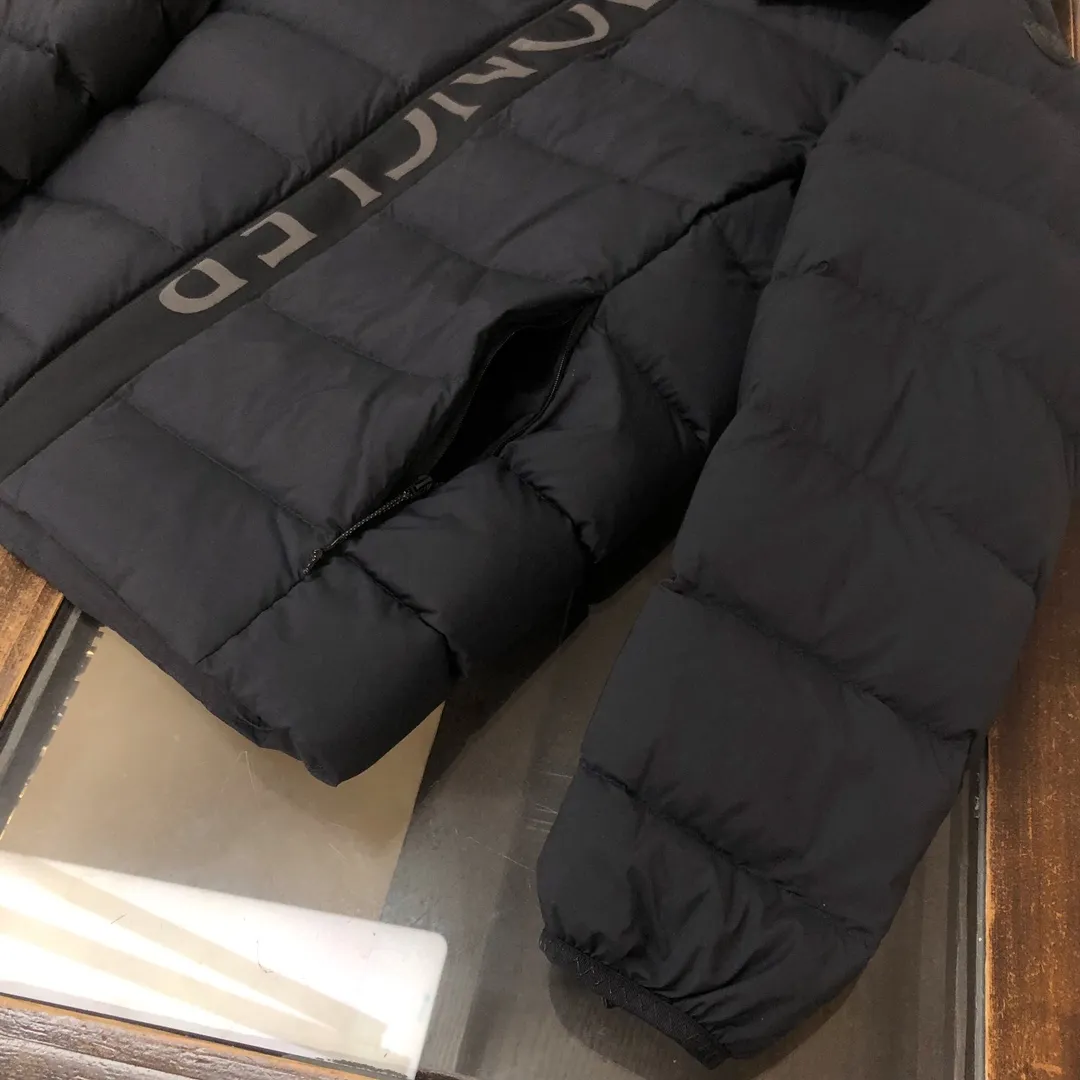 P880 𝗠𝗼𝗻𝗰𝗹𝗲𝗿 Mouth-covered New Ume Black Label Black Samurai/Short Down Jacket (Removable Hat) Available simultaneously on the official website🛒 👀The overall look is very high-end, especially light and warm, easy to move light down jacket, short style can show off the charm of a neat figure👍 The hood design helps to improve the cold protection of the neck It uses high-quality down with outstanding thermal insulation effect. ⚠️The down content is as high as 90% white goose down. It achieves good warmth retention and has good fluffiness. It is thinner and does not feel oppressive when worn on the body. The loose version covers the flesh and makes you look slimmer. 👏🏻Refuse to be bloated and lively when going out on the street. Let the down jacket break out of the conventional shape and create a comfortable aesthetic. Simple and fashionable. Very practical. The upper body effect is naturally casual and comfortable~ ❗️Customized special fabrics. Vacuum down filling Exquisite craftsmanship to strictly prevent velvet from being drilled. It comes from vacuum filling technology. Increases the air barrier to maintain the original softness, elasticity and feel of down. Anti-drilling design ✔️Three layers of anti-drilling fabrics and four layers of locking velvet technology. High-density sewing to prevent velvet from running away. The velvet is exquisite and in place. It has excellent warmth and cold resistance. You don’t want to take it off~ Color: Black Navy Code Number: 1-2-3-4-5 (M~3XL)