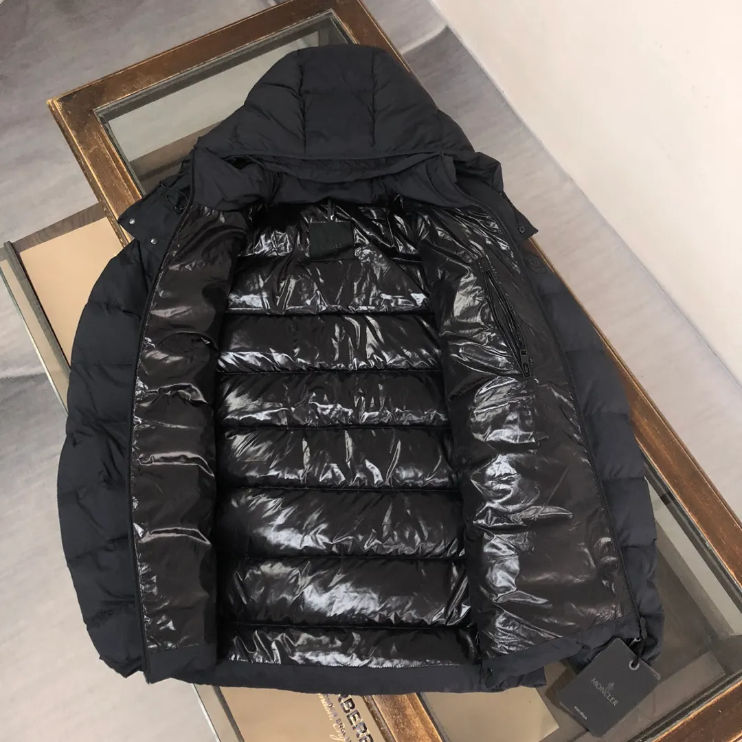 P880 𝗠𝗼𝗻𝗰𝗹𝗲𝗿 Mouth-covered New Ume Black Label Black Samurai/Short Down Jacket (Removable Hat) Available simultaneously on the official website🛒 👀The overall look is very high-end, especially light and warm, easy to move light down jacket, short style can show off the charm of a neat figure👍 The hood design helps to improve the cold protection of the neck It uses high-quality down with outstanding thermal insulation effect. ⚠️The down content is as high as 90% white goose down. It achieves good warmth retention and has good fluffiness. It is thinner and does not feel oppressive when worn on the body. The loose version covers the flesh and makes you look slimmer. 👏🏻Refuse to be bloated and lively when going out on the street. Let the down jacket break out of the conventional shape and create a comfortable aesthetic. Simple and fashionable. Very practical. The upper body effect is naturally casual and comfortable~ ❗️Customized special fabrics. Vacuum down filling Exquisite craftsmanship to strictly prevent velvet from being drilled. It comes from vacuum filling technology. Increases the air barrier to maintain the original softness, elasticity and feel of down. Anti-drilling design ✔️Three layers of anti-drilling fabrics and four layers of locking velvet technology. High-density sewing to prevent velvet from running away. The velvet is exquisite and in place. It has excellent warmth and cold resistance. You don’t want to take it off~ Color: Black Navy Code Number: 1-2-3-4-5 (M~3XL)