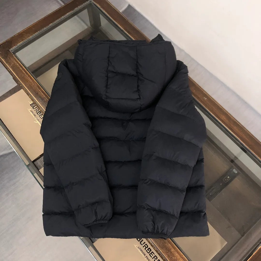 P880 𝗠𝗼𝗻𝗰𝗹𝗲𝗿 Mouth-covered New Ume Black Label Black Samurai/Short Down Jacket (Removable Hat) Available simultaneously on the official website🛒 👀The overall look is very high-end, especially light and warm, easy to move light down jacket, short style can show off the charm of a neat figure👍 The hood design helps to improve the cold protection of the neck It uses high-quality down with outstanding thermal insulation effect. ⚠️The down content is as high as 90% white goose down. It achieves good warmth retention and has good fluffiness. It is thinner and does not feel oppressive when worn on the body. The loose version covers the flesh and makes you look slimmer. 👏🏻Refuse to be bloated and lively when going out on the street. Let the down jacket break out of the conventional shape and create a comfortable aesthetic. Simple and fashionable. Very practical. The upper body effect is naturally casual and comfortable~ ❗️Customized special fabrics. Vacuum down filling Exquisite craftsmanship to strictly prevent velvet from being drilled. It comes from vacuum filling technology. Increases the air barrier to maintain the original softness, elasticity and feel of down. Anti-drilling design ✔️Three layers of anti-drilling fabrics and four layers of locking velvet technology. High-density sewing to prevent velvet from running away. The velvet is exquisite and in place. It has excellent warmth and cold resistance. You don’t want to take it off~ Color: Black Navy Code Number: 1-2-3-4-5 (M~3XL)