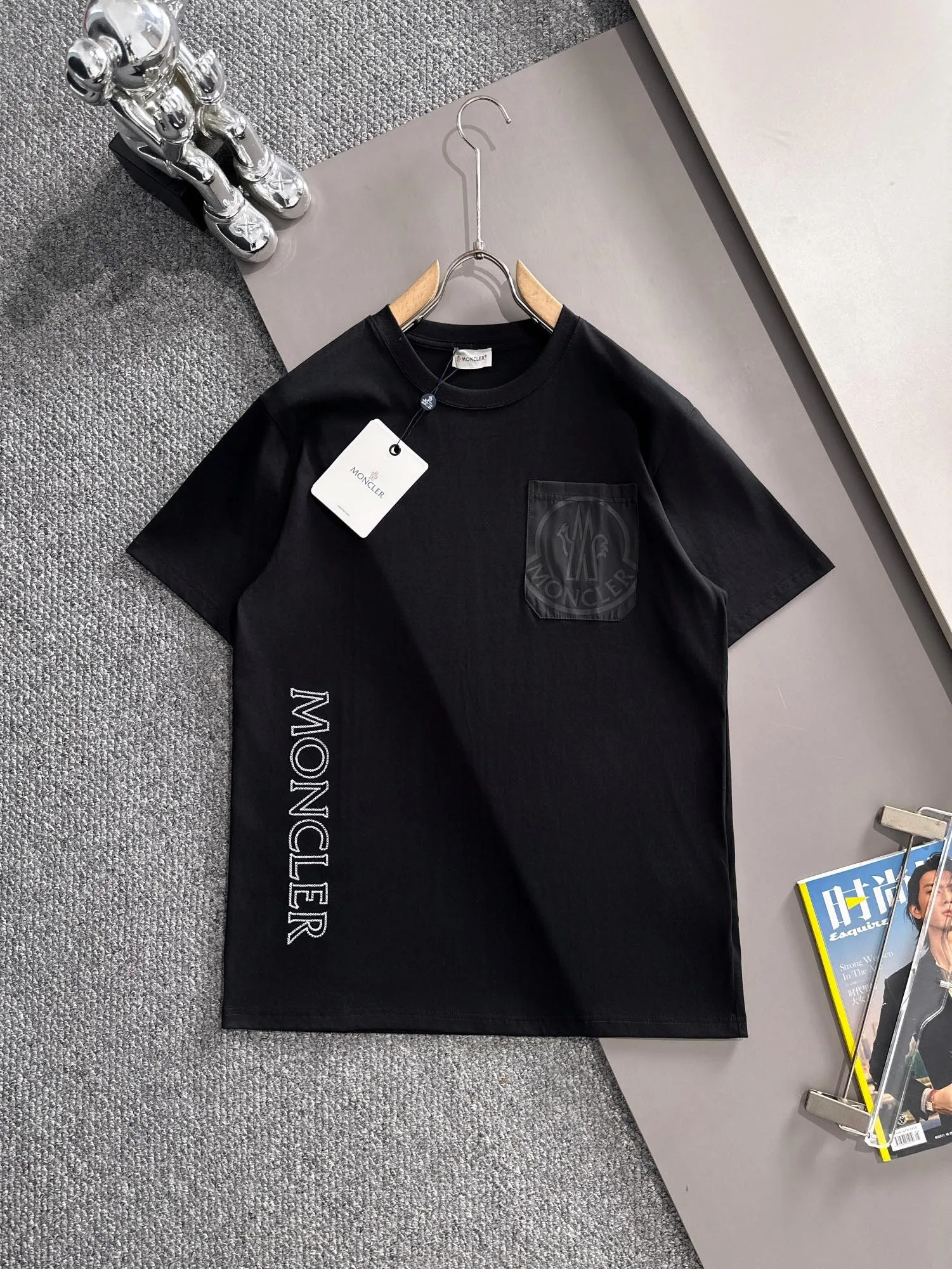 P190 🌸🌸 Moncler 25ss new early spring short-sleeved T-shirt, a must-have item for men and women for daily commuting. The high-strength pure cotton double sand fabric feels heavy when weighed. The upper body is more textured than ordinary T-shirts and is not easy to deform. The loose version design looks noble. ❗Three standards complete❗ Size: xS, S, M, L Color: Picture color