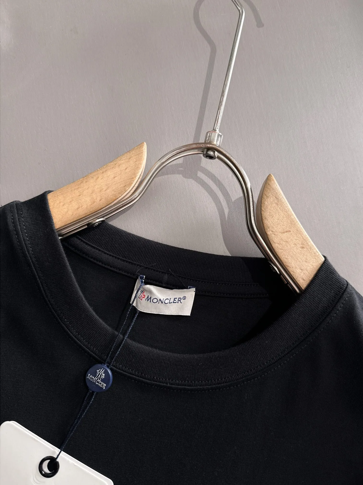 P190 🌸🌸 Moncler 25ss new early spring short-sleeved T-shirt, a must-have item for men and women for daily commuting. The high-strength pure cotton double sand fabric feels heavy when weighed. The upper body is more textured than ordinary T-shirts and is not easy to deform. The loose version design looks noble. ❗Three standards complete❗ Size: xS, S, M, L Color: Picture color