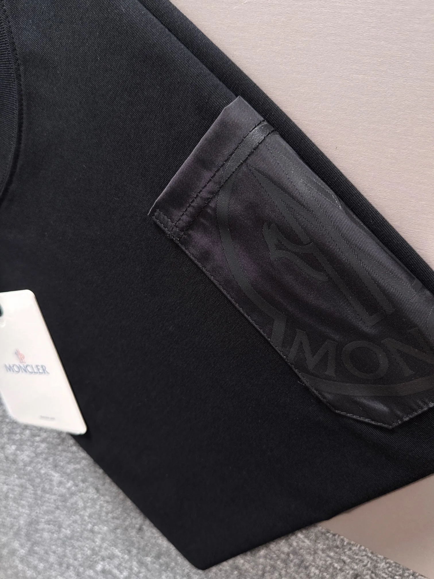 P190 🌸🌸 Moncler 25ss new early spring short-sleeved T-shirt, a must-have item for men and women for daily commuting. The high-strength pure cotton double sand fabric feels heavy when weighed. The upper body is more textured than ordinary T-shirts and is not easy to deform. The loose version design looks noble. ❗Three standards complete❗ Size: xS, S, M, L Color: Picture color