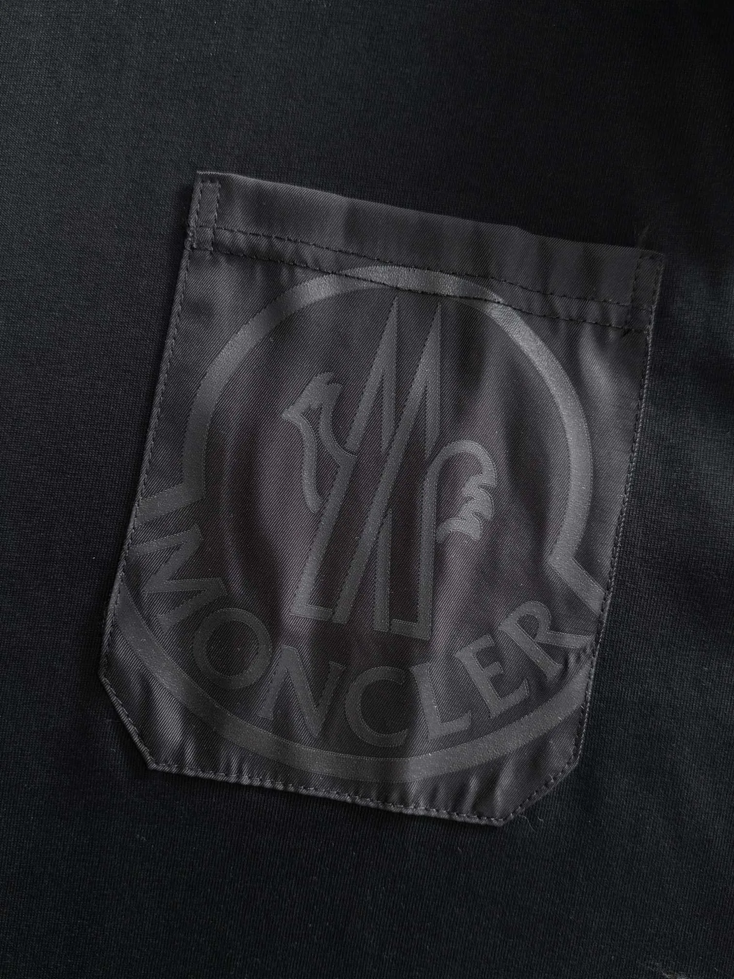 P190 🌸🌸 Moncler 25ss new early spring short-sleeved T-shirt, a must-have item for men and women for daily commuting. The high-strength pure cotton double sand fabric feels heavy when weighed. The upper body is more textured than ordinary T-shirts and is not easy to deform. The loose version design looks noble. ❗Three standards complete❗ Size: xS, S, M, L Color: Picture color