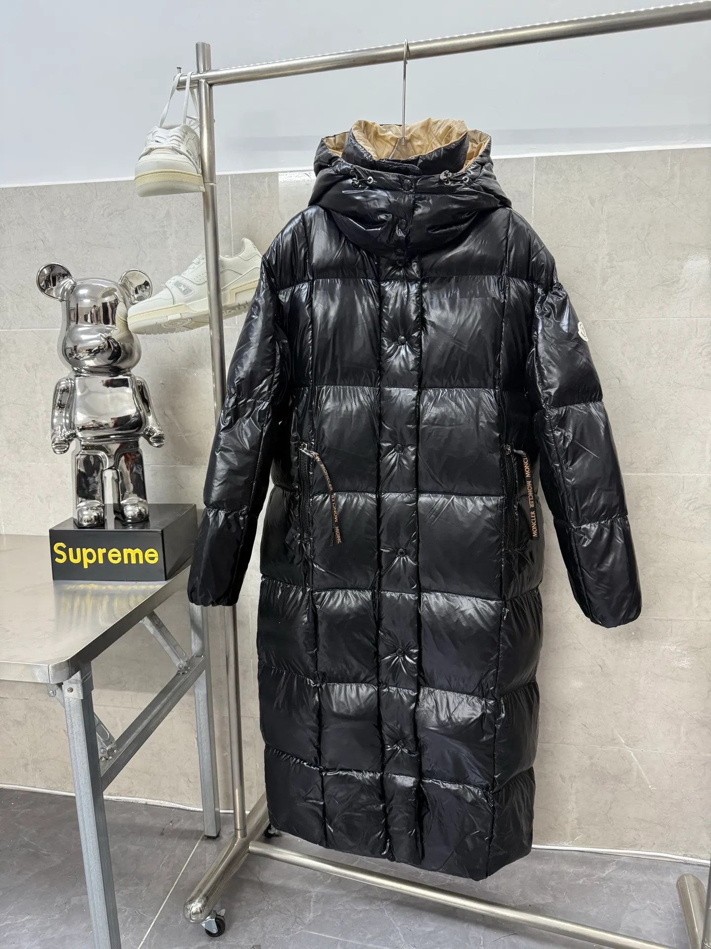 P920 Moncler thickened velvet long bread jacket A down jacket with great aura and style. It is the most worth owning long down jacket in winter. It is warm when the whole body is wrapped in it. The warmth retention can be said to be very strong. The classic hooded design makes the whole body warm when wearing the hat. The overall bread square lines are simple and elegant, which is beautiful and practical to wear. It does not look cumbersome. The long down jacket in cocoon style does not look bloated but makes it slimmer. The fluffiness and warmth are top-notch. Without bragging, this bread jacket is no worse than mink from the Northeast. It is super warm! Exclusive black lacquer fabric, combined with very high-end gold, very fashionable and eye-catching. The inner liner is made of national standard 90% white goose down, with a filling capacity of about 550g. It is very soft and full. It is double-layer anti-drilling velvet fabric. The water-washing is marked with laser anti-counterfeiting. The QR code can be scanned to go directly to the official website. It is truly high-end quality. Size: 1234