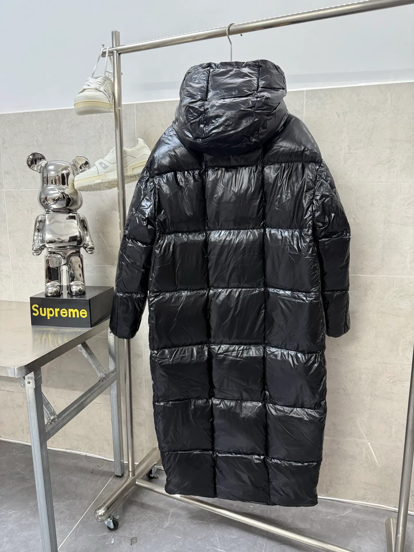P920 Moncler thickened velvet long bread jacket A down jacket with great aura and style. It is the most worth owning long down jacket in winter. It is warm when the whole body is wrapped in it. The warmth retention can be said to be very strong. The classic hooded design makes the whole body warm when wearing the hat. The overall bread square lines are simple and elegant, which is beautiful and practical to wear. It does not look cumbersome. The long down jacket in cocoon style does not look bloated but makes it slimmer. The fluffiness and warmth are top-notch. Without bragging, this bread jacket is no worse than mink from the Northeast. It is super warm! Exclusive black lacquer fabric, combined with very high-end gold, very fashionable and eye-catching. The inner liner is made of national standard 90% white goose down, with a filling capacity of about 550g. It is very soft and full. It is double-layer anti-drilling velvet fabric. The water-washing is marked with laser anti-counterfeiting. The QR code can be scanned to go directly to the official website. It is truly high-end quality. Size: 1234