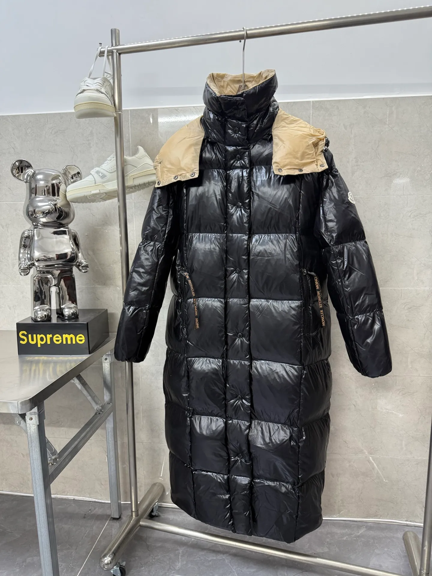 P920 Moncler thickened velvet long bread jacket A down jacket with great aura and style. It is the most worth owning long down jacket in winter. It is warm when the whole body is wrapped in it. The warmth retention can be said to be very strong. The classic hooded design makes the whole body warm when wearing the hat. The overall bread square lines are simple and elegant, which is beautiful and practical to wear. It does not look cumbersome. The long down jacket in cocoon style does not look bloated but makes it slimmer. The fluffiness and warmth are top-notch. Without bragging, this bread jacket is no worse than mink from the Northeast. It is super warm! Exclusive black lacquer fabric, combined with very high-end gold, very fashionable and eye-catching. The inner liner is made of national standard 90% white goose down, with a filling capacity of about 550g. It is very soft and full. It is double-layer anti-drilling velvet fabric. The water-washing is marked with laser anti-counterfeiting. The QR code can be scanned to go directly to the official website. It is truly high-end quality. Size: 1234