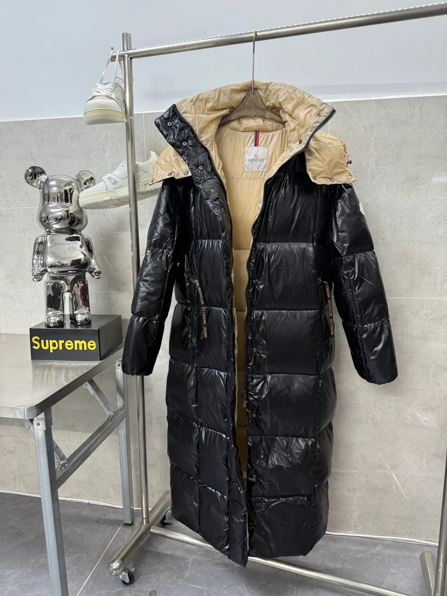 P920 Moncler thickened velvet long bread jacket A down jacket with great aura and style. It is the most worth owning long down jacket in winter. It is warm when the whole body is wrapped in it. The warmth retention can be said to be very strong. The classic hooded design makes the whole body warm when wearing the hat. The overall bread square lines are simple and elegant, which is beautiful and practical to wear. It does not look cumbersome. The long down jacket in cocoon style does not look bloated but makes it slimmer. The fluffiness and warmth are top-notch. Without bragging, this bread jacket is no worse than mink from the Northeast. It is super warm! Exclusive black lacquer fabric, combined with very high-end gold, very fashionable and eye-catching. The inner liner is made of national standard 90% white goose down, with a filling capacity of about 550g. It is very soft and full. It is double-layer anti-drilling velvet fabric. The water-washing is marked with laser anti-counterfeiting. The QR code can be scanned to go directly to the official website. It is truly high-end quality. Size: 1234