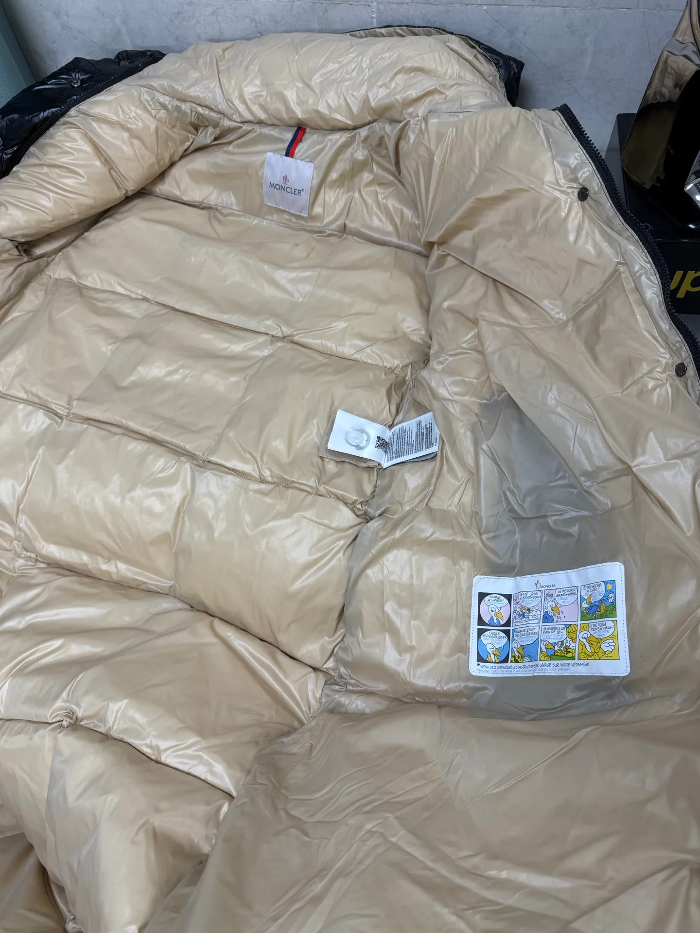 P920 Moncler thickened velvet long bread jacket A down jacket with great aura and style. It is the most worth owning long down jacket in winter. It is warm when the whole body is wrapped in it. The warmth retention can be said to be very strong. The classic hooded design makes the whole body warm when wearing the hat. The overall bread square lines are simple and elegant, which is beautiful and practical to wear. It does not look cumbersome. The long down jacket in cocoon style does not look bloated but makes it slimmer. The fluffiness and warmth are top-notch. Without bragging, this bread jacket is no worse than mink from the Northeast. It is super warm! Exclusive black lacquer fabric, combined with very high-end gold, very fashionable and eye-catching. The inner liner is made of national standard 90% white goose down, with a filling capacity of about 550g. It is very soft and full. It is double-layer anti-drilling velvet fabric. The water-washing is marked with laser anti-counterfeiting. The QR code can be scanned to go directly to the official website. It is truly high-end quality. Size: 1234