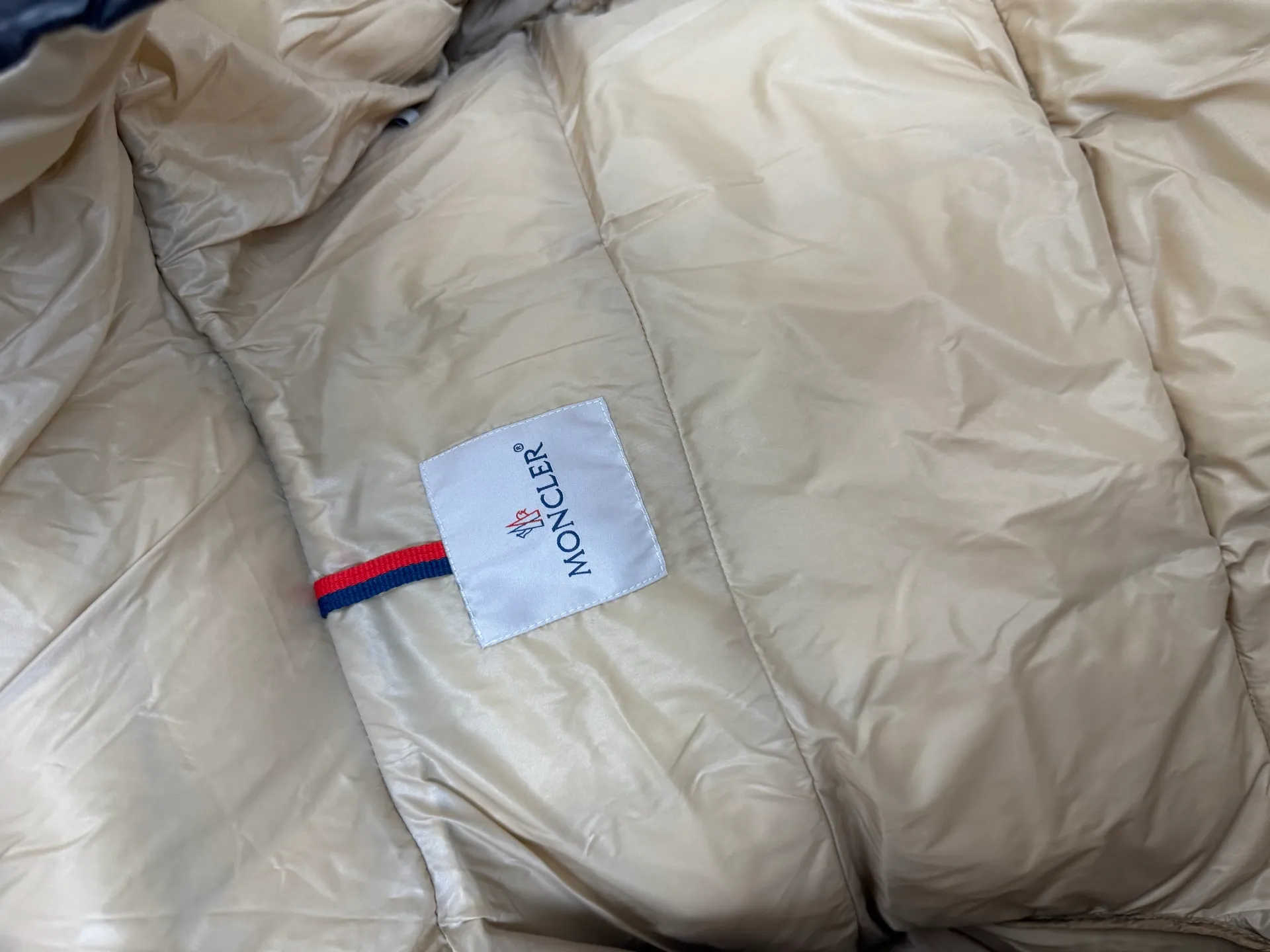 P920 Moncler thickened velvet long bread jacket A down jacket with great aura and style. It is the most worth owning long down jacket in winter. It is warm when the whole body is wrapped in it. The warmth retention can be said to be very strong. The classic hooded design makes the whole body warm when wearing the hat. The overall bread square lines are simple and elegant, which is beautiful and practical to wear. It does not look cumbersome. The long down jacket in cocoon style does not look bloated but makes it slimmer. The fluffiness and warmth are top-notch. Without bragging, this bread jacket is no worse than mink from the Northeast. It is super warm! Exclusive black lacquer fabric, combined with very high-end gold, very fashionable and eye-catching. The inner liner is made of national standard 90% white goose down, with a filling capacity of about 550g. It is very soft and full. It is double-layer anti-drilling velvet fabric. The water-washing is marked with laser anti-counterfeiting. The QR code can be scanned to go directly to the official website. It is truly high-end quality. Size: 1234