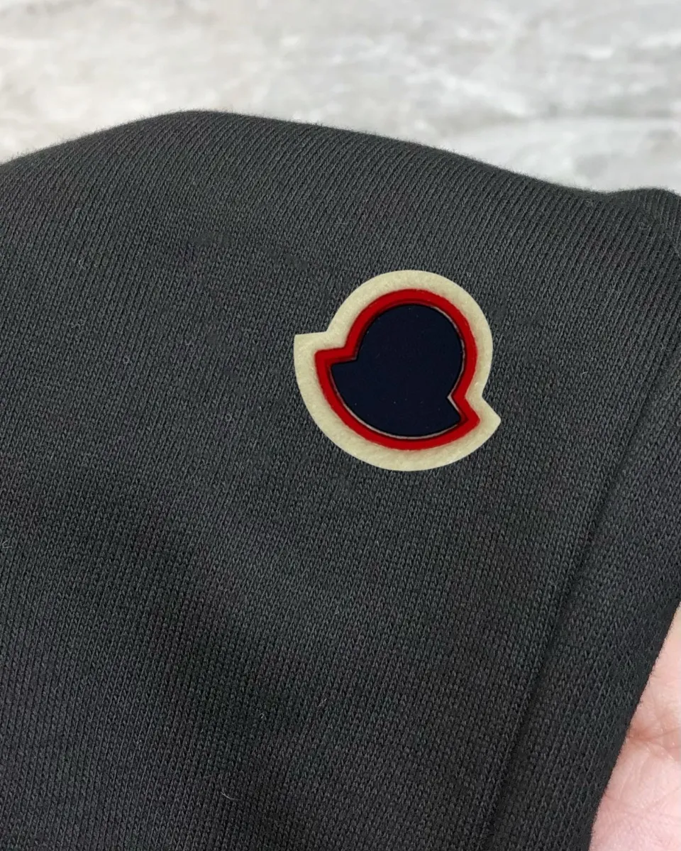 P230 Moncler 2024 new original men's casual shorts, the latest release on the official website of the counter, ✨ High-end quality, simple, fashionable and elegant ✨ Classic logo LOGO design, customized original imported 100% cotton fabric, simple and elegant, versatile style, elegant and handsome upper body, brand new sense of sight! The details are all in place, no one is picky about the upper body, and you must pay for your own money. Size: S-XL (can wear up to 185 pounds, please state your height and weight when placing an order) Black Gray