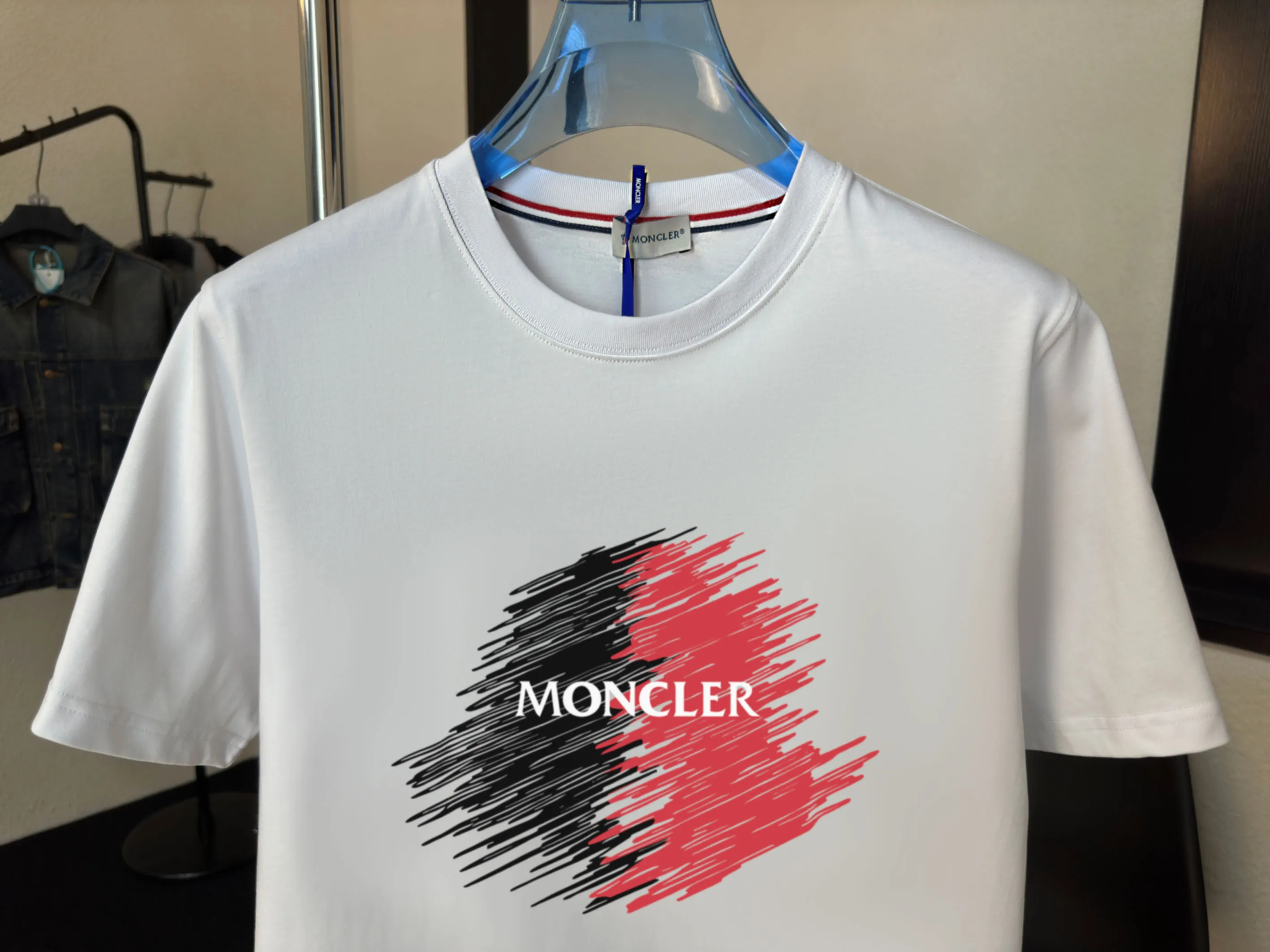 P140 Upgraded version "Mobile phone smart sensor ~ NFC chip armband ~ Direct access to the official website for anti-counterfeiting" "Moncler ~ Mouth Mouth" 2025 new high-quality round neck short-sleeved T-shirt. The cuffs have imported embroidered labels. Customized dyeing, very comfortable to touch. Super versatile and good-looking short-sleeved. Complete with three labels. Non-market ordinary version. Feel free to compare. Quality is absolutely guaranteed! ‼ First of all, this original fabric is all custom-woven with 32-count double yarn fabric, 250G, and the weight is the same‼ Fine workmanship, double waistcoat method, double waistcoat method, double waistcoat method makes the whole dress more three-dimensional, which is not a craft that ordinary T-shirts can achieve🤪 Size: S-M-L-XL-2XL Color: black, white, apricot, same style for men and women