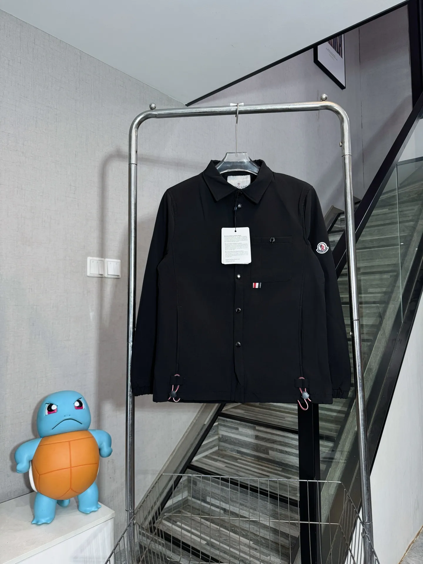 P320 model number: HE367 Moncler-mengkouq arm badge button jacket The fabric is made of cotton striped dyne, which is comfortable and soft on the upper body. The fabric has been washed and will not fade or deform easily. It is full of texture. Small mask badges are sewn on the arms to highlight the characteristics of the clothes. The buttons on the chest are sewn with custom masked small letter hardware buttons. The buttons on the hem are sewn for elasticity. The whole body is versatile. It is made by a big factory and has the original original label. It has three complete labels. You can buy it with confidence. It is the first choice for autumn and winter.  Color: Navy/Black Size: S M L XL