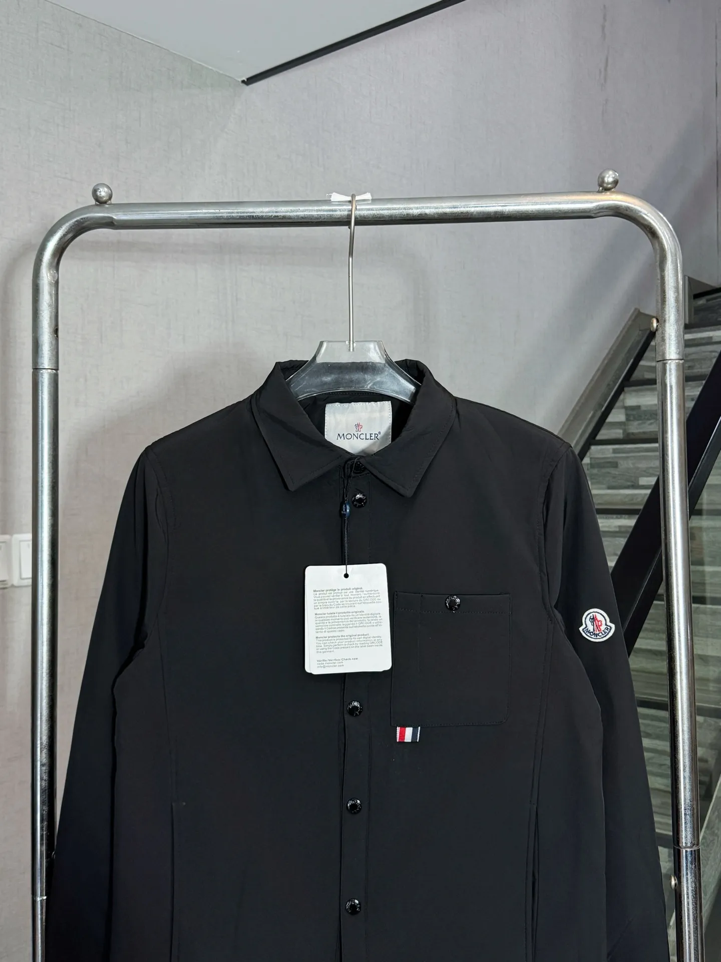 P320 model number: HE367 Moncler-mengkouq arm badge button jacket The fabric is made of cotton striped dyne, which is comfortable and soft on the upper body. The fabric has been washed and will not fade or deform easily. It is full of texture. Small mask badges are sewn on the arms to highlight the characteristics of the clothes. The buttons on the chest are sewn with custom masked small letter hardware buttons. The buttons on the hem are sewn for elasticity. The whole body is versatile. It is made by a big factory and has the original original label. It has three complete labels. You can buy it with confidence. It is the first choice for autumn and winter.  Color: Navy/Black Size: S M L XL