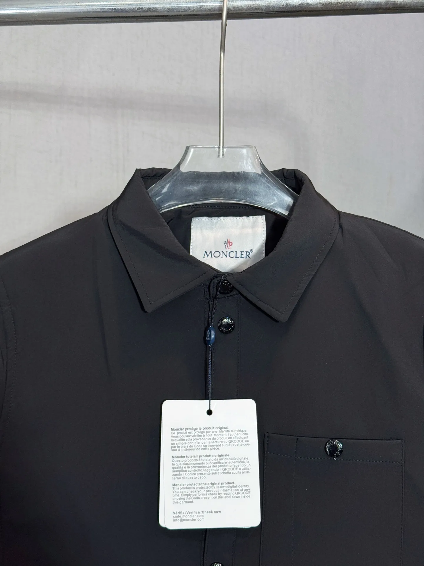 P320 model number: HE367 Moncler-mengkouq arm badge button jacket The fabric is made of cotton striped dyne, which is comfortable and soft on the upper body. The fabric has been washed and will not fade or deform easily. It is full of texture. Small mask badges are sewn on the arms to highlight the characteristics of the clothes. The buttons on the chest are sewn with custom masked small letter hardware buttons. The buttons on the hem are sewn for elasticity. The whole body is versatile. It is made by a big factory and has the original original label. It has three complete labels. You can buy it with confidence. It is the first choice for autumn and winter.  Color: Navy/Black Size: S M L XL