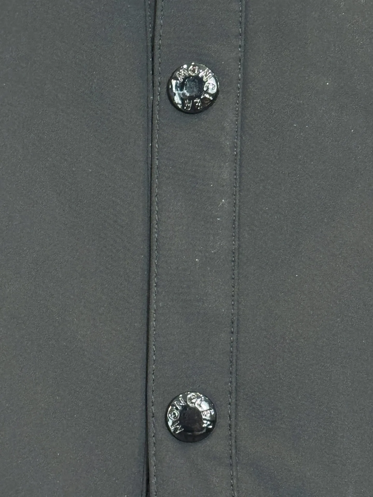 P320 model number: HE367 Moncler-mengkouq arm badge button jacket The fabric is made of cotton striped dyne, which is comfortable and soft on the upper body. The fabric has been washed and will not fade or deform easily. It is full of texture. Small mask badges are sewn on the arms to highlight the characteristics of the clothes. The buttons on the chest are sewn with custom masked small letter hardware buttons. The buttons on the hem are sewn for elasticity. The whole body is versatile. It is made by a big factory and has the original original label. It has three complete labels. You can buy it with confidence. It is the first choice for autumn and winter.  Color: Navy/Black Size: S M L XL