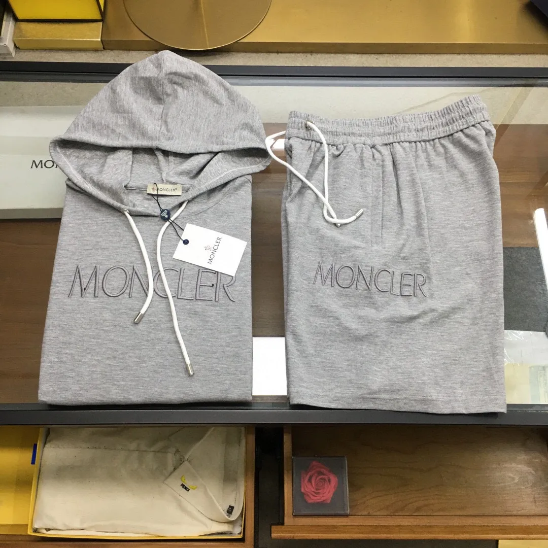 P570 Brand [MONCLER Mouth Covered] 2025 round neck short-sleeved shorts suit. The upper body of pure cotton fabric will not be stuffy. The smooth and comfortable skin-friendly effect is more breathable. The fabric has its own texture. Classic logo technology. A new interpretation from a unique angle. Fashionable and versatile choice! Size: M-3XL (maximum wear: 190 pounds)