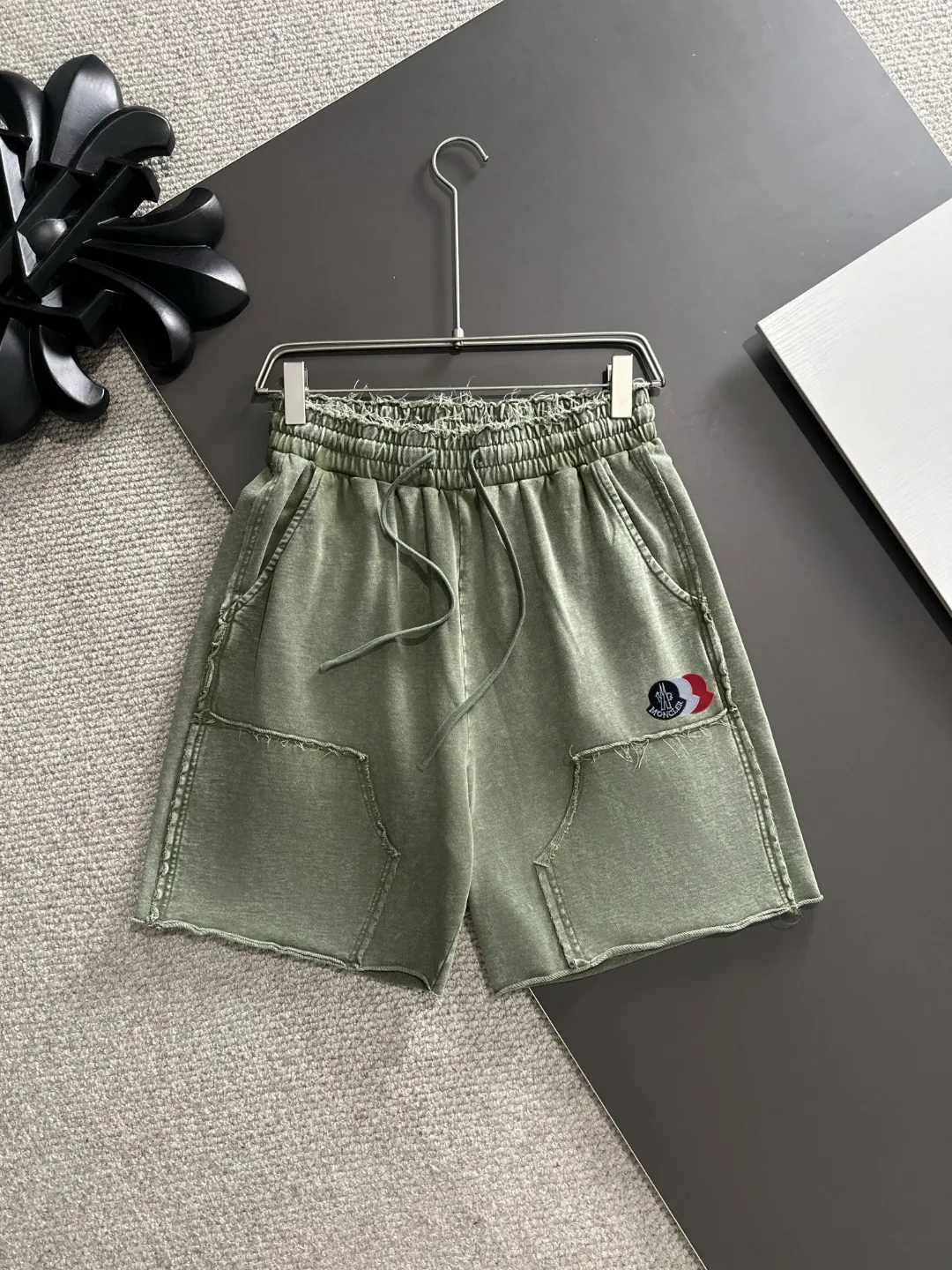 Next day shipment P300 High quality MONCLER/muzzle 2025 spring and summer new style high-definition elastic band casual solid color loose shorts, made with machines imported from Italy. The hem of the trousers is stitched with two needles. The stitching is fine and firm. The fabric is customized at the counter and has high breathability and comfort. The details are impeccable. The brand element design concept reflects high quality. It feels delicate and soft! It presents a casual cut and the upper body shape is great! Size: S-XXL