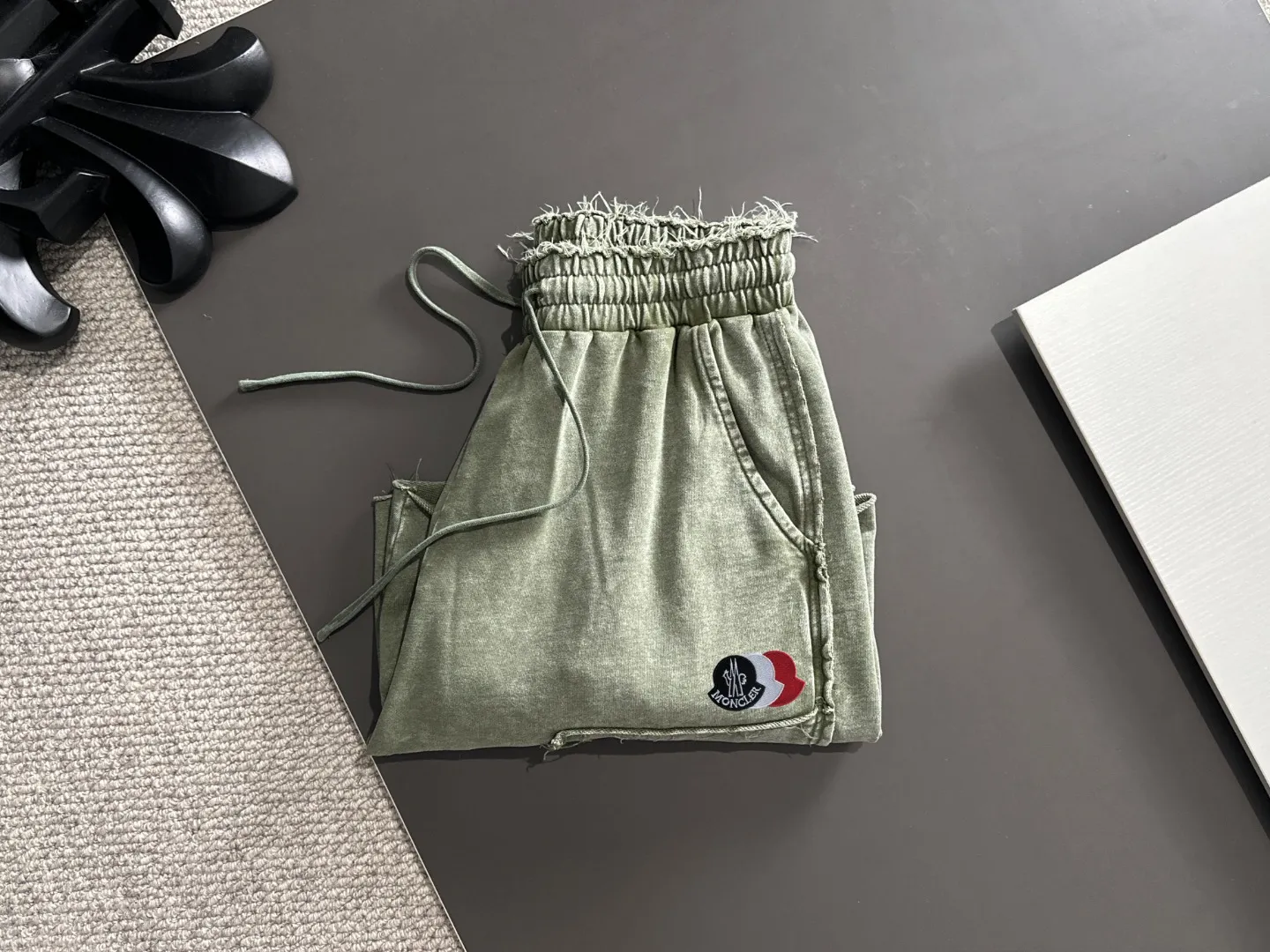 Next day shipment P300 High quality MONCLER/muzzle 2025 spring and summer new style high-definition elastic band casual solid color loose shorts, made with machines imported from Italy. The hem of the trousers is stitched with two needles. The stitching is fine and firm. The fabric is customized at the counter and has high breathability and comfort. The details are impeccable. The brand element design concept reflects high quality. It feels delicate and soft! It presents a casual cut and the upper body shape is great! Size: S-XXL