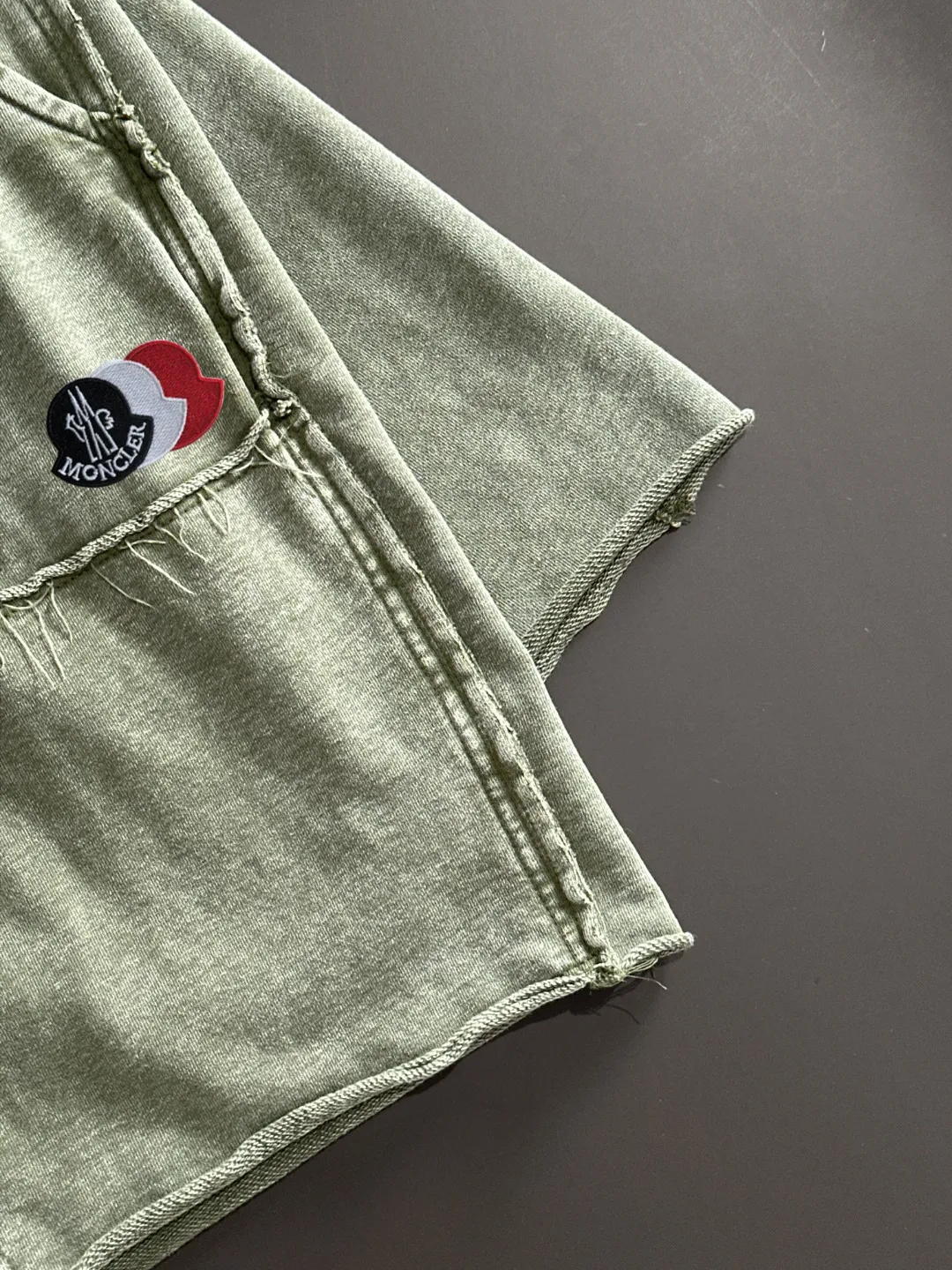 Next day shipment P300 High quality MONCLER/muzzle 2025 spring and summer new style high-definition elastic band casual solid color loose shorts, made with machines imported from Italy. The hem of the trousers is stitched with two needles. The stitching is fine and firm. The fabric is customized at the counter and has high breathability and comfort. The details are impeccable. The brand element design concept reflects high quality. It feels delicate and soft! It presents a casual cut and the upper body shape is great! Size: S-XXL