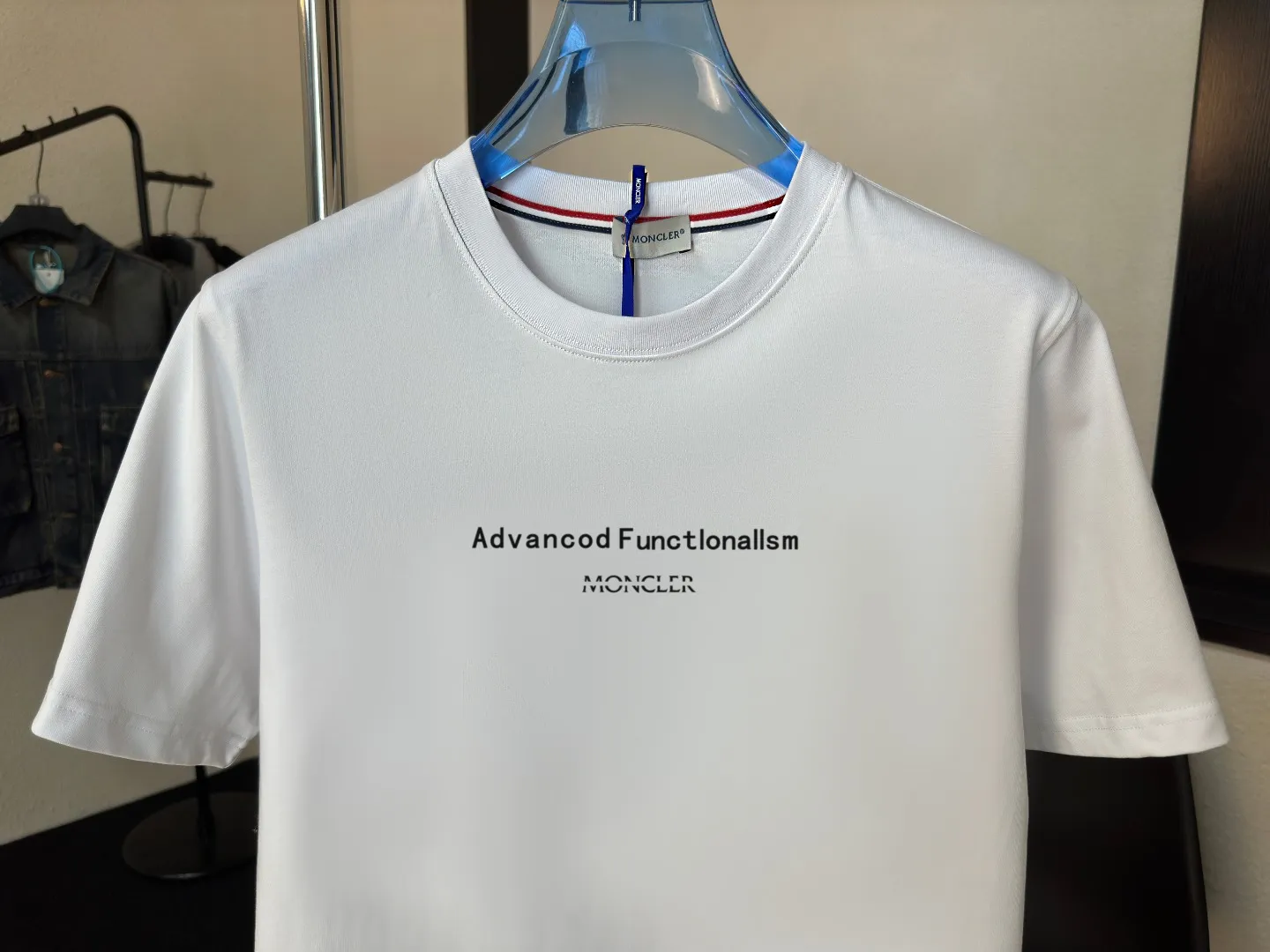 P140 Upgraded version "Mobile phone smart sensor ~ NFC chip armband ~ Direct access to the official website for anti-counterfeiting" "Moncler ~ Mouth Mouth" 2025 new high-quality round neck short-sleeved T-shirt. The cuffs have imported embroidered labels. Customized dyeing, very comfortable to touch. Super versatile and good-looking short-sleeved. Complete with three labels. Non-market ordinary version. Feel free to compare. Quality is absolutely guaranteed! ‼ First of all, this original fabric is all custom-woven with 32-count double yarn fabric, 250G, and the weight is the same‼ Fine workmanship, double waistcoat method, double waistcoat method, double waistcoat method makes the whole dress more three-dimensional, which is not a craft that ordinary T-shirts can achieve🤪 Size: S-M-L-XL-2XL Color: black, white, apricot, same style for men and women