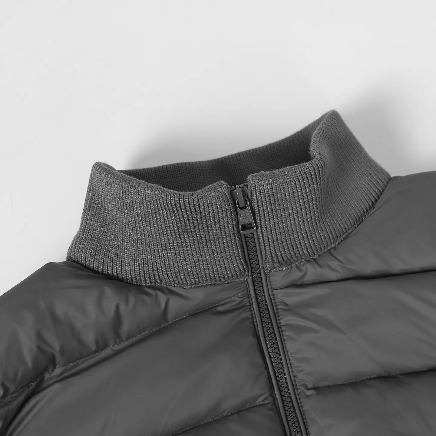 P640 Moncler｜Matched wool knitted down stand-collar down jacket 1️⃣Original Nfc anti-counterfeiting chip 2️⃣90 duck down, the most abundant on the market, never fake goose down and a series of misunderstandings 3️⃣ Fabric: 100% nylon; Lining: 100% nylon, one of the best on the market, everything is customized according to the original version. 4⃣️The electroplated hardware produced by the original processing factory is all customized by the original factory, and is not a replica of various types on the market. 5⃣️Produced by a same OEM factory, it has always been unambiguous in terms of quality. When shipped by a large factory, everyone understands the workmanship, QA and QC quality inspection. It is not comparable to small factories in the market.  Mouth-mounted down jackets, let’s not brag, there is almost no one that can do better than us! Make an original product with care, so that every customer has the confidence to introduce it to his customers: This is the top replica version in China. Good products do not need too many soft articles to set off, only junk products will boast: the original ZP uses thousands of words to impress consumers!  Size: 1 2 3 4 5 Color: Gray Black