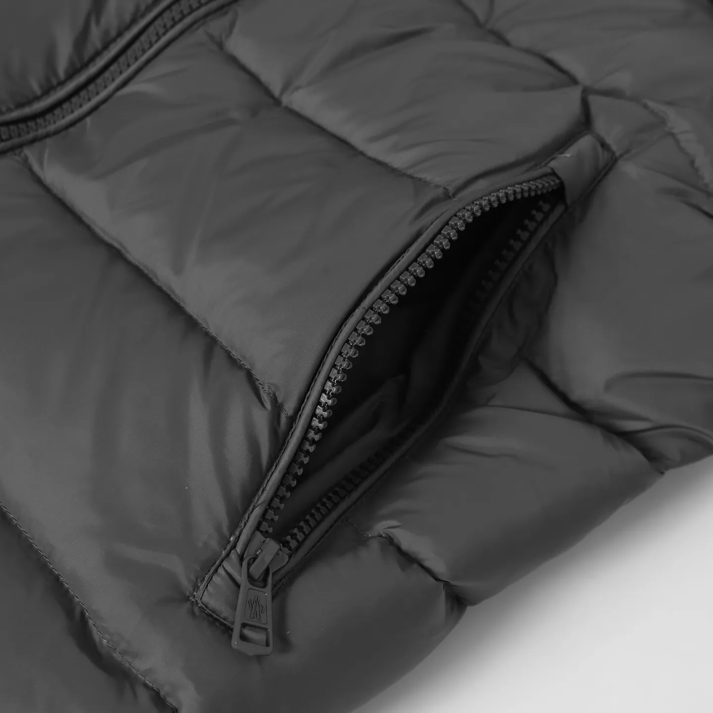 P640 Moncler｜Matched wool knitted down stand-collar down jacket 1️⃣Original Nfc anti-counterfeiting chip 2️⃣90 duck down, the most abundant on the market, never fake goose down and a series of misunderstandings 3️⃣ Fabric: 100% nylon; Lining: 100% nylon, one of the best on the market, everything is customized according to the original version. 4⃣️The electroplated hardware produced by the original processing factory is all customized by the original factory, and is not a replica of various types on the market. 5⃣️Produced by a same OEM factory, it has always been unambiguous in terms of quality. When shipped by a large factory, everyone understands the workmanship, QA and QC quality inspection. It is not comparable to small factories in the market.  Mouth-mounted down jackets, let’s not brag, there is almost no one that can do better than us! Make an original product with care, so that every customer has the confidence to introduce it to his customers: This is the top replica version in China. Good products do not need too many soft articles to set off, only junk products will boast: the original ZP uses thousands of words to impress consumers!  Size: 1 2 3 4 5 Color: Gray Black