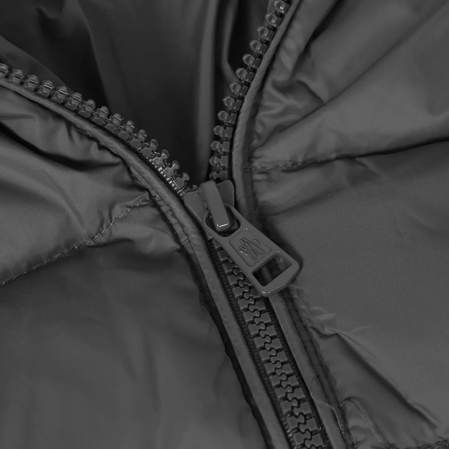 P640 Moncler｜Matched wool knitted down stand-collar down jacket 1️⃣Original Nfc anti-counterfeiting chip 2️⃣90 duck down, the most abundant on the market, never fake goose down and a series of misunderstandings 3️⃣ Fabric: 100% nylon; Lining: 100% nylon, one of the best on the market, everything is customized according to the original version. 4⃣️The electroplated hardware produced by the original processing factory is all customized by the original factory, and is not a replica of various types on the market. 5⃣️Produced by a same OEM factory, it has always been unambiguous in terms of quality. When shipped by a large factory, everyone understands the workmanship, QA and QC quality inspection. It is not comparable to small factories in the market.  Mouth-mounted down jackets, let’s not brag, there is almost no one that can do better than us! Make an original product with care, so that every customer has the confidence to introduce it to his customers: This is the top replica version in China. Good products do not need too many soft articles to set off, only junk products will boast: the original ZP uses thousands of words to impress consumers!  Size: 1 2 3 4 5 Color: Gray Black
