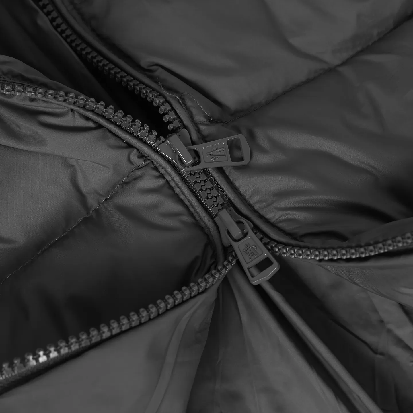 P640 Moncler｜Matched wool knitted down stand-collar down jacket 1️⃣Original Nfc anti-counterfeiting chip 2️⃣90 duck down, the most abundant on the market, never fake goose down and a series of misunderstandings 3️⃣ Fabric: 100% nylon; Lining: 100% nylon, one of the best on the market, everything is customized according to the original version. 4⃣️The electroplated hardware produced by the original processing factory is all customized by the original factory, and is not a replica of various types on the market. 5⃣️Produced by a same OEM factory, it has always been unambiguous in terms of quality. When shipped by a large factory, everyone understands the workmanship, QA and QC quality inspection. It is not comparable to small factories in the market.  Mouth-mounted down jackets, let’s not brag, there is almost no one that can do better than us! Make an original product with care, so that every customer has the confidence to introduce it to his customers: This is the top replica version in China. Good products do not need too many soft articles to set off, only junk products will boast: the original ZP uses thousands of words to impress consumers!  Size: 1 2 3 4 5 Color: Gray Black