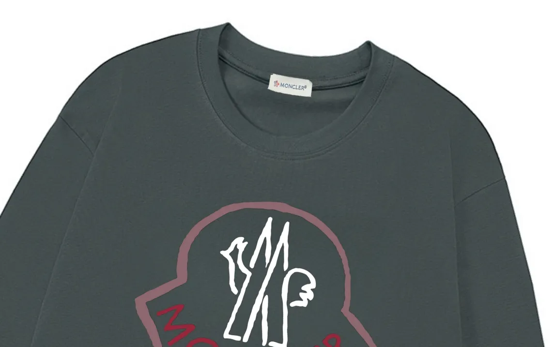 P180 Moncler 2025 new model, light luxury, classic printed letter logo, same style for men and women, long-sleeved T-shirt ·Customized 300g 100% double yarn pure cotton fabric ·Dyeing 32 count double-strand thread ·Collar label, hangtag, main mark and three labels complete Color: Gray Size: XS S M L
