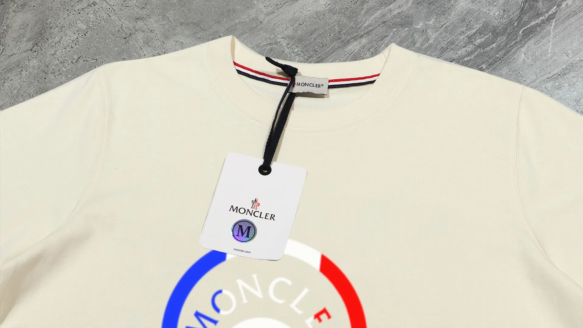 P210 High-version sweatshirt) [Long-term stock] 〖𝐌𝐎𝐍𝐂𝐋𝐄𝐑~Mask〗 Made of 440g heavy-weight fabric. It is different from the market currency. It can be matched with any variety and is properly handsome. 😎The whole dress is made of double waistcoats. The double waistcoats make the whole dress more three-dimensional. Not ordinary factories can do such fine work. 2025 Spring runway version of the T stage, on sale at the counter, round neck terry sweatshirt, high-end double-strand pure cotton, custom-made stretch ribs, dyed in the same vat, complete with three standards, matched with exquisite embroidered LOGO on the chest, simple and advanced, same style for men and women. Color: black, apricot, white, size: S M L XL 2XL