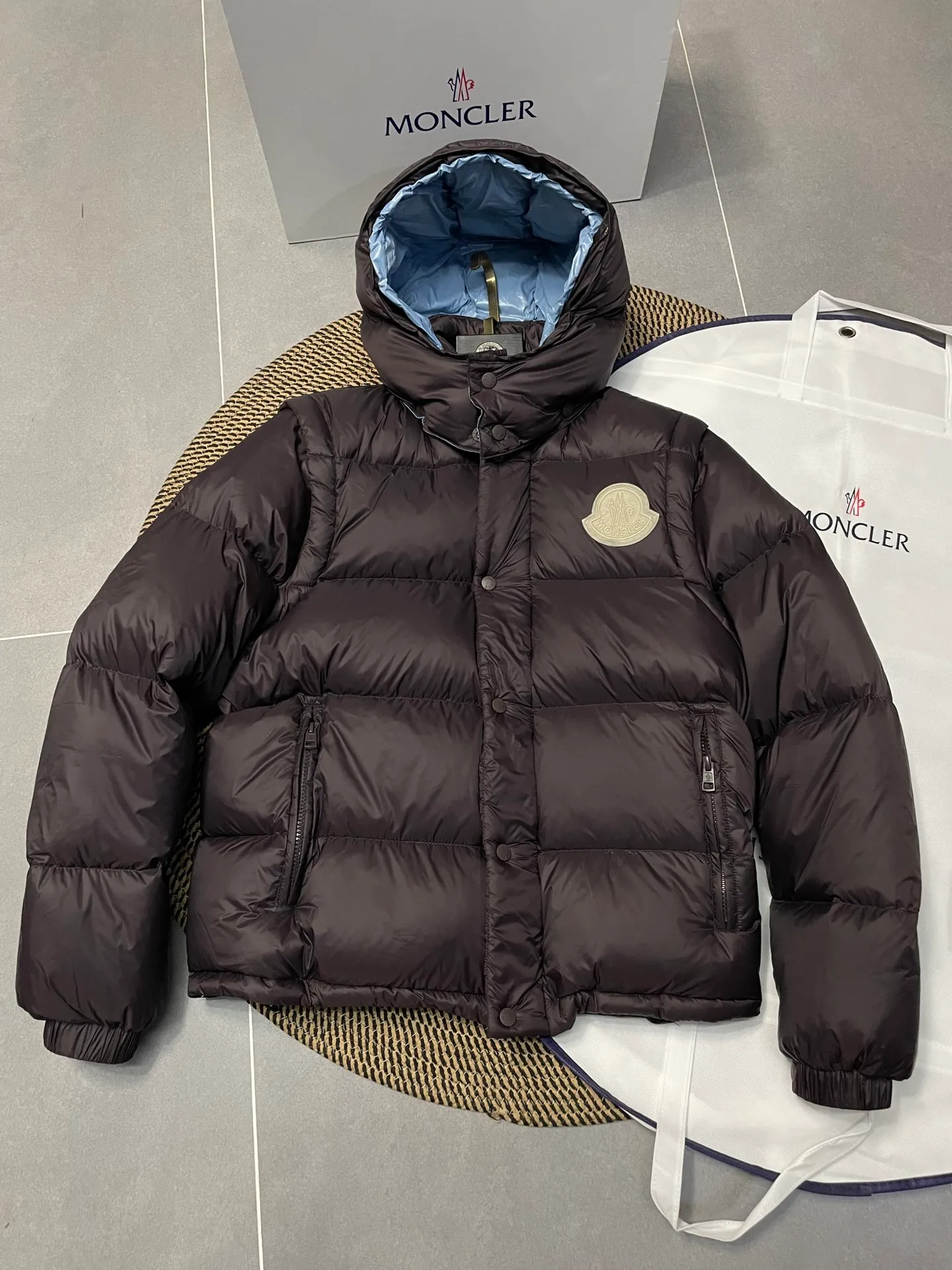 P780 Premium down ⬆️Moncler Cyclone 2-in-1 down jacket. ⚠️Goose down filling, small size filling 320g➕, easy to wear in winter in one piece. Changeable/jacket/hooded vest/stand collar vest/hooded down jacket. The Cyclone down jacket is equipped with detachable sleeves and can be worn as a vest or jacket.  The Cyclone down jacket is a modern take on the classic silhouette of the 1980s, with a new, simple silhouette. This short down jacket is made from nylon and features easily removable sleeves, allowing you to convert the jacket into a vest. A removable hood and contrast lining complete the design. Details •Made from nylon fabric •Nylon laqué lining •Down filling •Removable hood and sleeves •Zip and snap closure •Zip pockets •Elastic cuffs •Elastic drawstring hem Size : 1-5 Black Chocolate Couple.