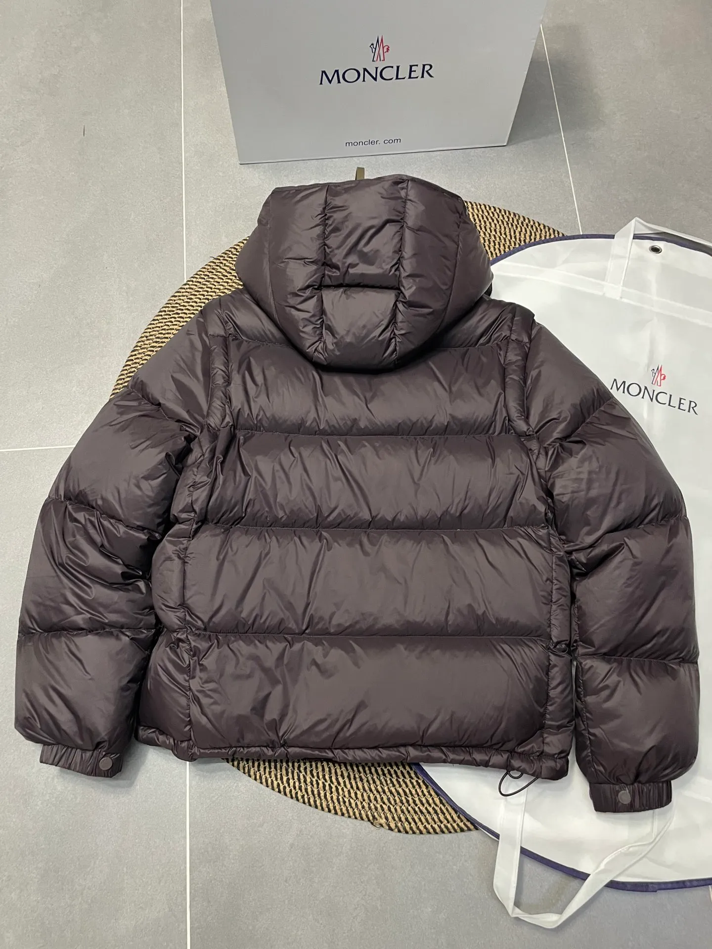 P780 Premium down ⬆️Moncler Cyclone 2-in-1 down jacket. ⚠️Goose down filling, small size filling 320g➕, easy to wear in winter in one piece. Changeable/jacket/hooded vest/stand collar vest/hooded down jacket. The Cyclone down jacket is equipped with detachable sleeves and can be worn as a vest or jacket.  The Cyclone down jacket is a modern take on the classic silhouette of the 1980s, with a new, simple silhouette. This short down jacket is made from nylon and features easily removable sleeves, allowing you to convert the jacket into a vest. A removable hood and contrast lining complete the design. Details •Made from nylon fabric •Nylon laqué lining •Down filling •Removable hood and sleeves •Zip and snap closure •Zip pockets •Elastic cuffs •Elastic drawstring hem Size : 1-5 Black Chocolate Couple.