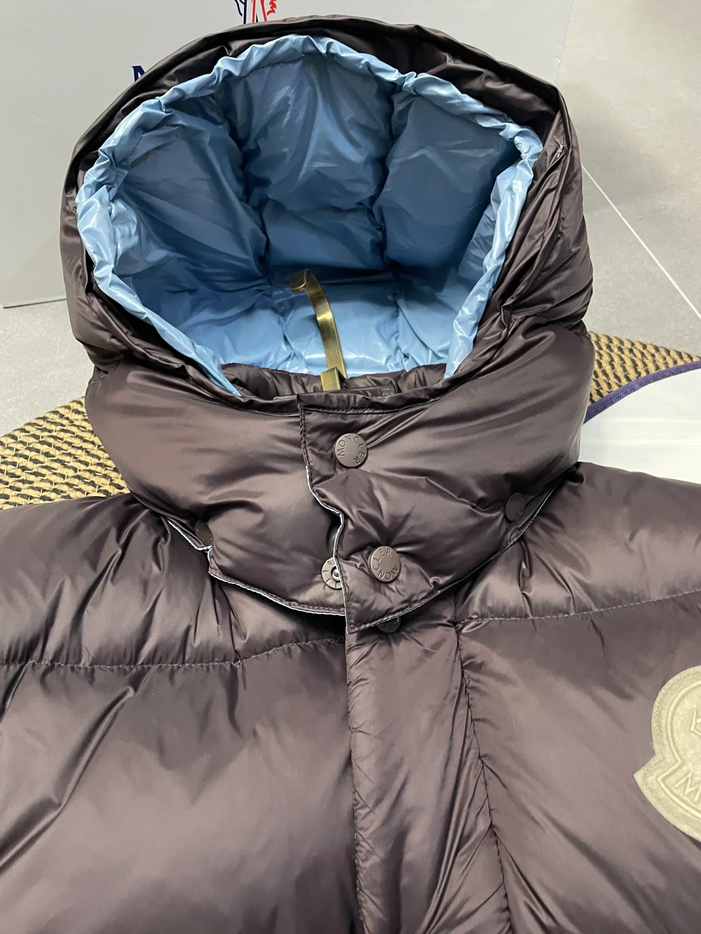 P780 Premium down ⬆️Moncler Cyclone 2-in-1 down jacket. ⚠️Goose down filling, small size filling 320g➕, easy to wear in winter in one piece. Changeable/jacket/hooded vest/stand collar vest/hooded down jacket. The Cyclone down jacket is equipped with detachable sleeves and can be worn as a vest or jacket.  The Cyclone down jacket is a modern take on the classic silhouette of the 1980s, with a new, simple silhouette. This short down jacket is made from nylon and features easily removable sleeves, allowing you to convert the jacket into a vest. A removable hood and contrast lining complete the design. Details •Made from nylon fabric •Nylon laqué lining •Down filling •Removable hood and sleeves •Zip and snap closure •Zip pockets •Elastic cuffs •Elastic drawstring hem Size : 1-5 Black Chocolate Couple.